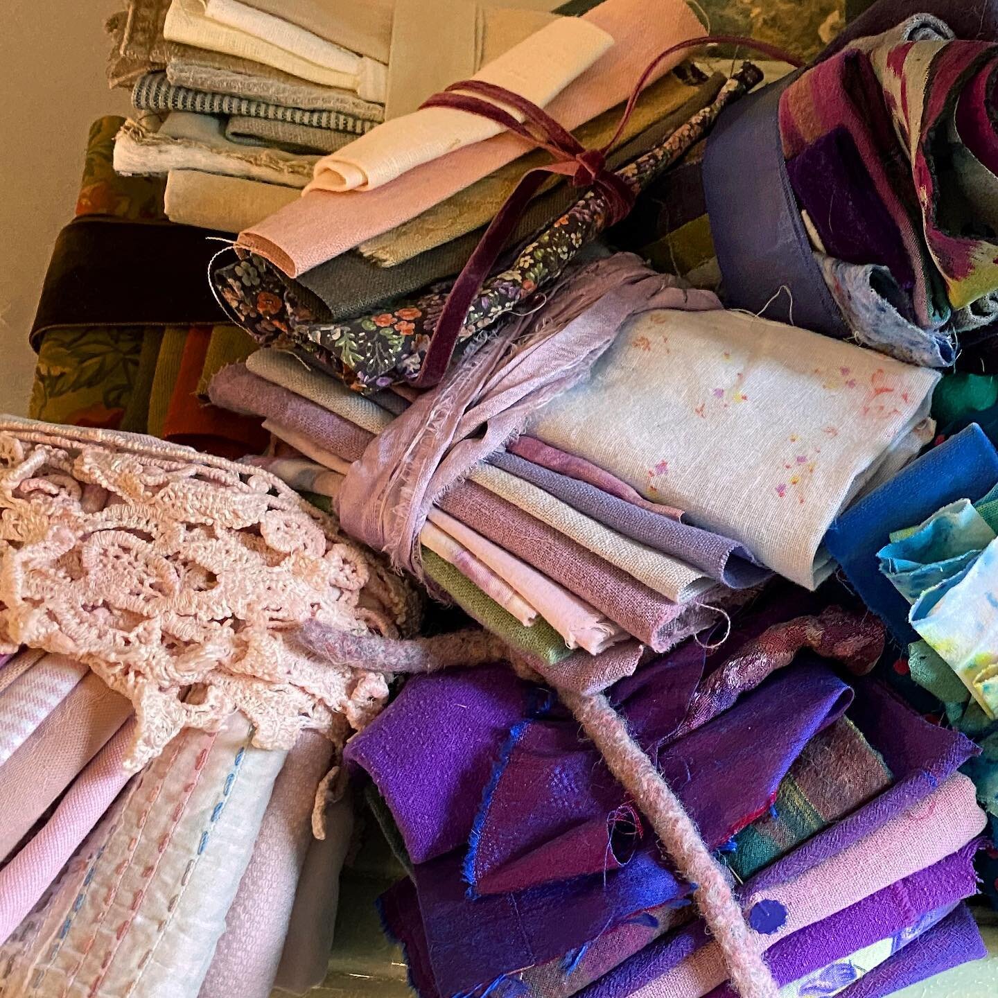 * Bundles * 
 
More textile bundles, waiting to become &hellip;
 
#textiles #fiberart #fiberfun #textilebundles #sewingmakesmehappy #morncm