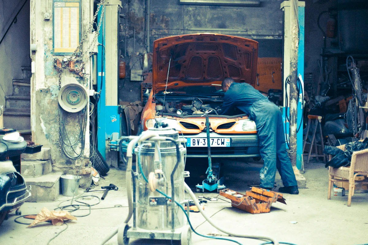 Trajeron el Renault el lunes a primera hora. “Se oye un ruido raro al cambiar de marcha. Échale un vistazo, me haces el favor”. Lo aparqué al fondo y seguí trabajando.Estaba limpiando unas bujías cuando me pareció oír algo: un murmullo, un roce de …