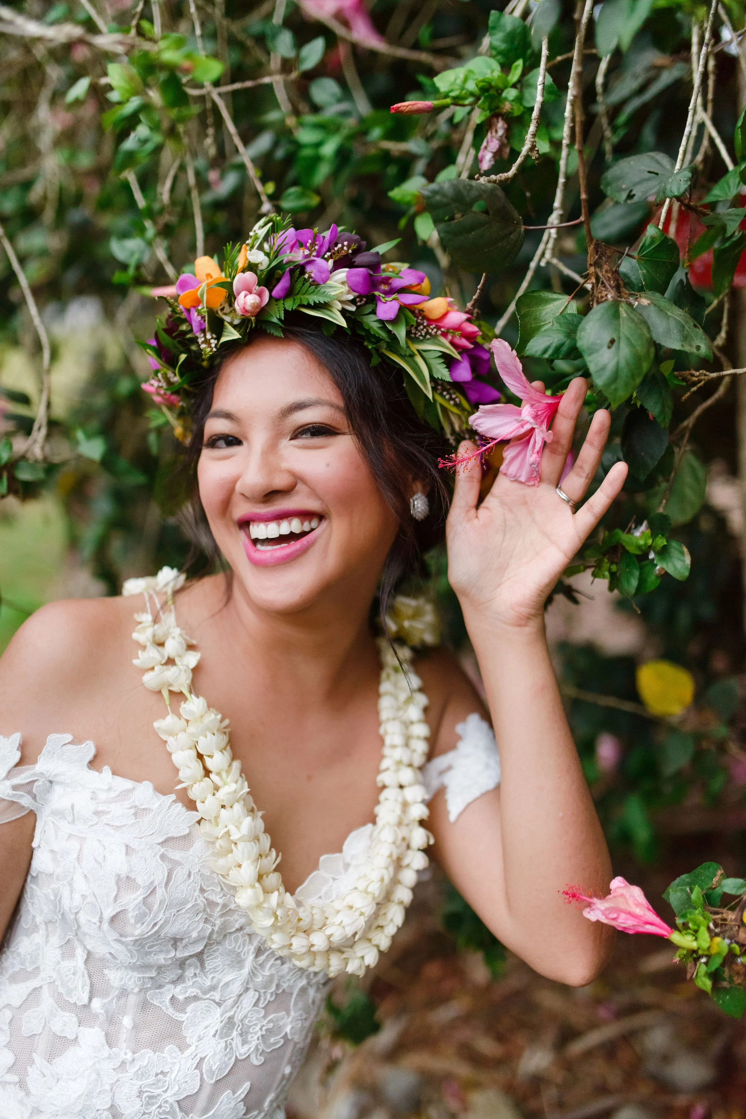 oahu-tropical-starry-boho-waimea-valley-wedding-bride-and-groom-portraits (15).jpg