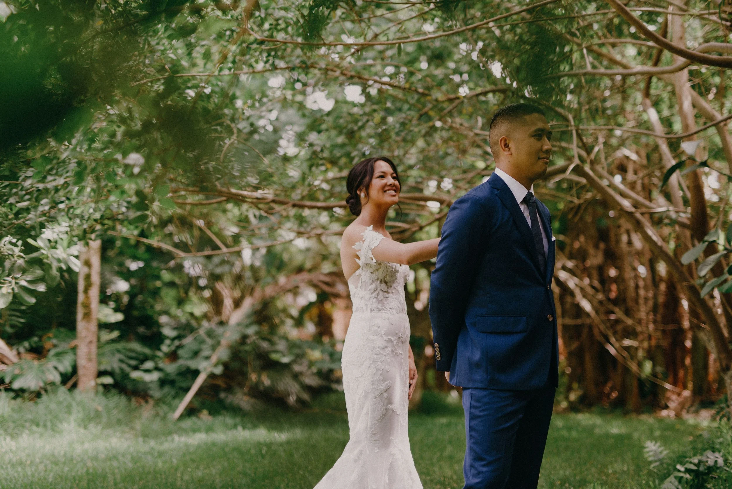 romantic-starry-waimea-valley-wedding-firstlook (4).jpg
