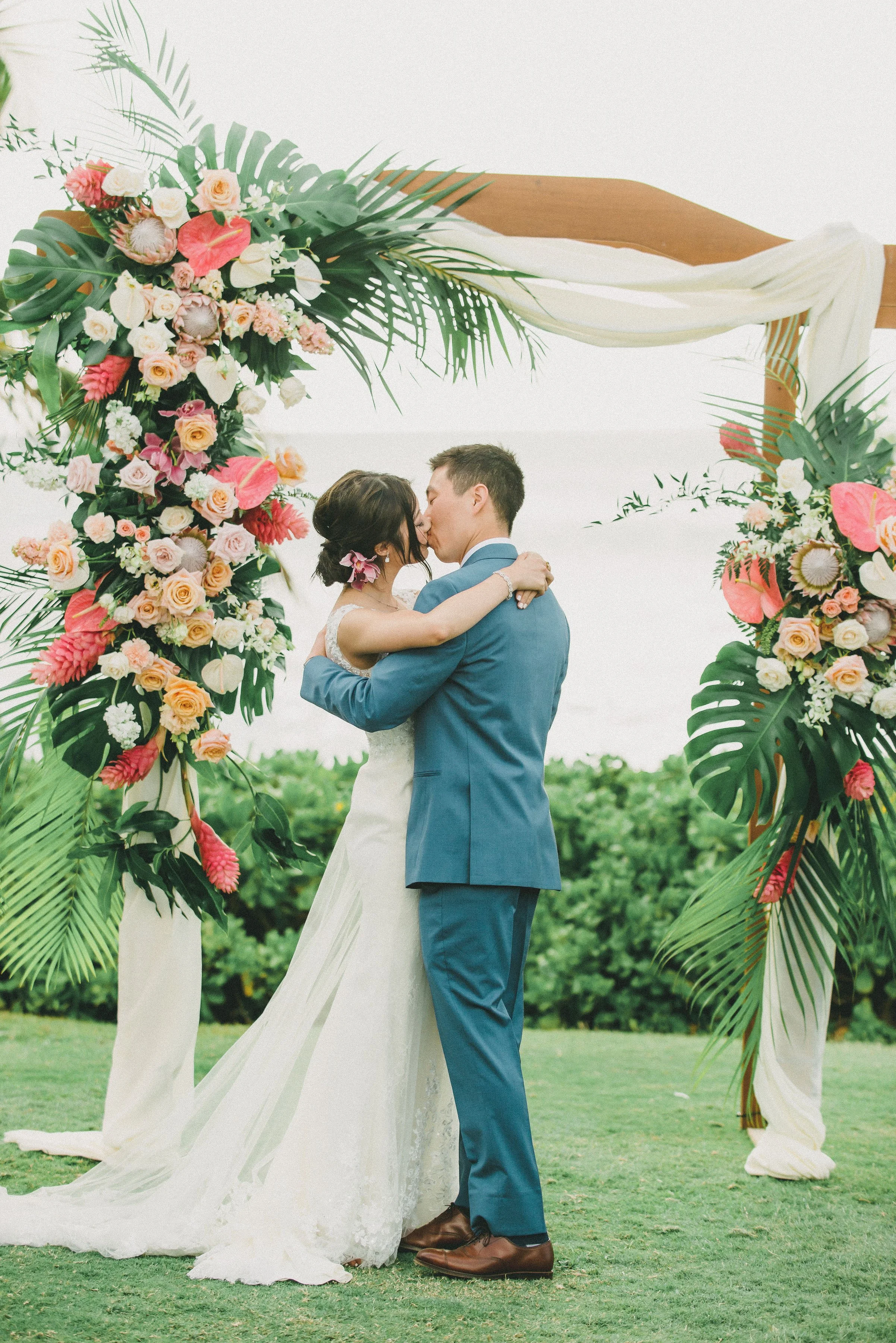 ritz-carlton-turtle-bay-wedding-phototgrapher (98).jpg