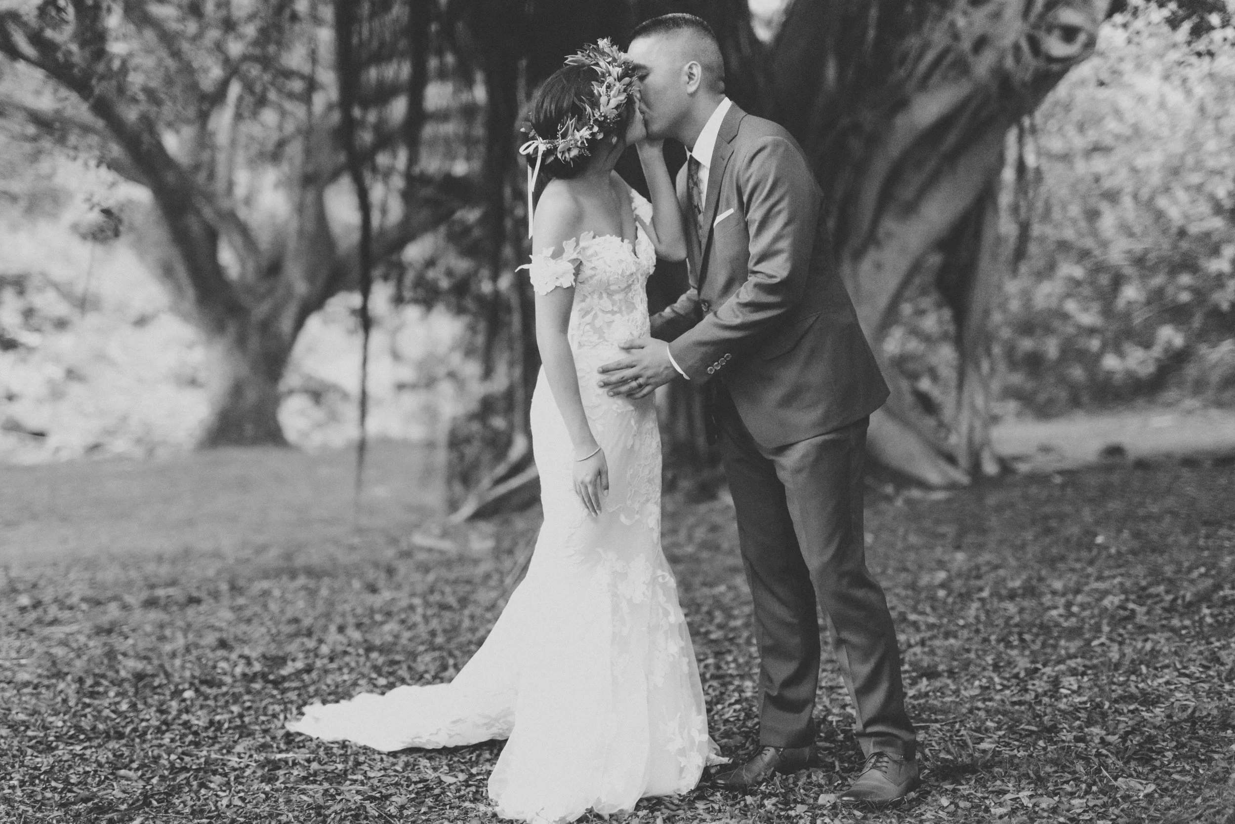romantic-tropical-boho-waimea-valley-wedding-bride-and-groom-portraits (33).jpg