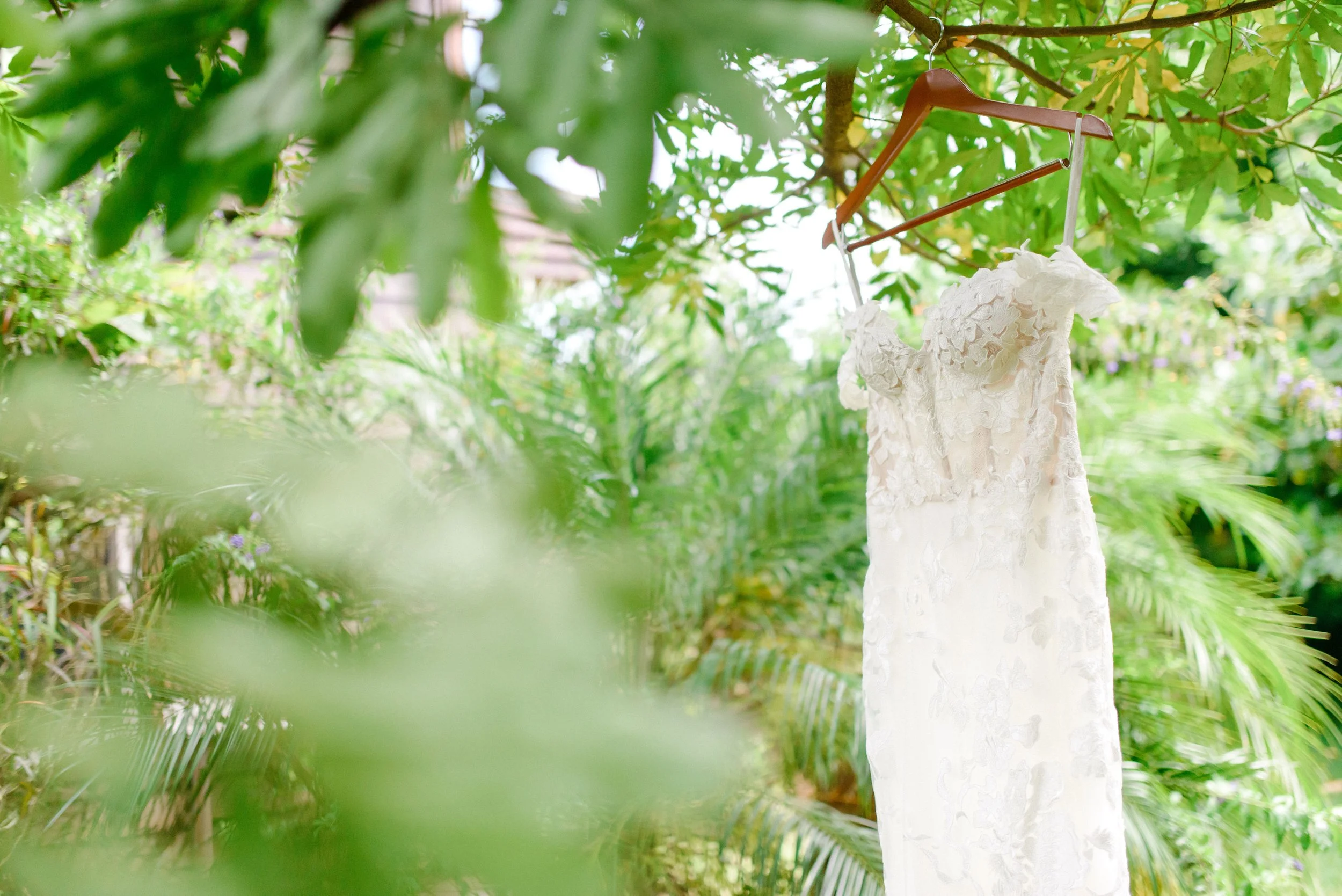 oahu-tropical-starry-boho-waimea-valley-wedding-getting-ready (28).jpg