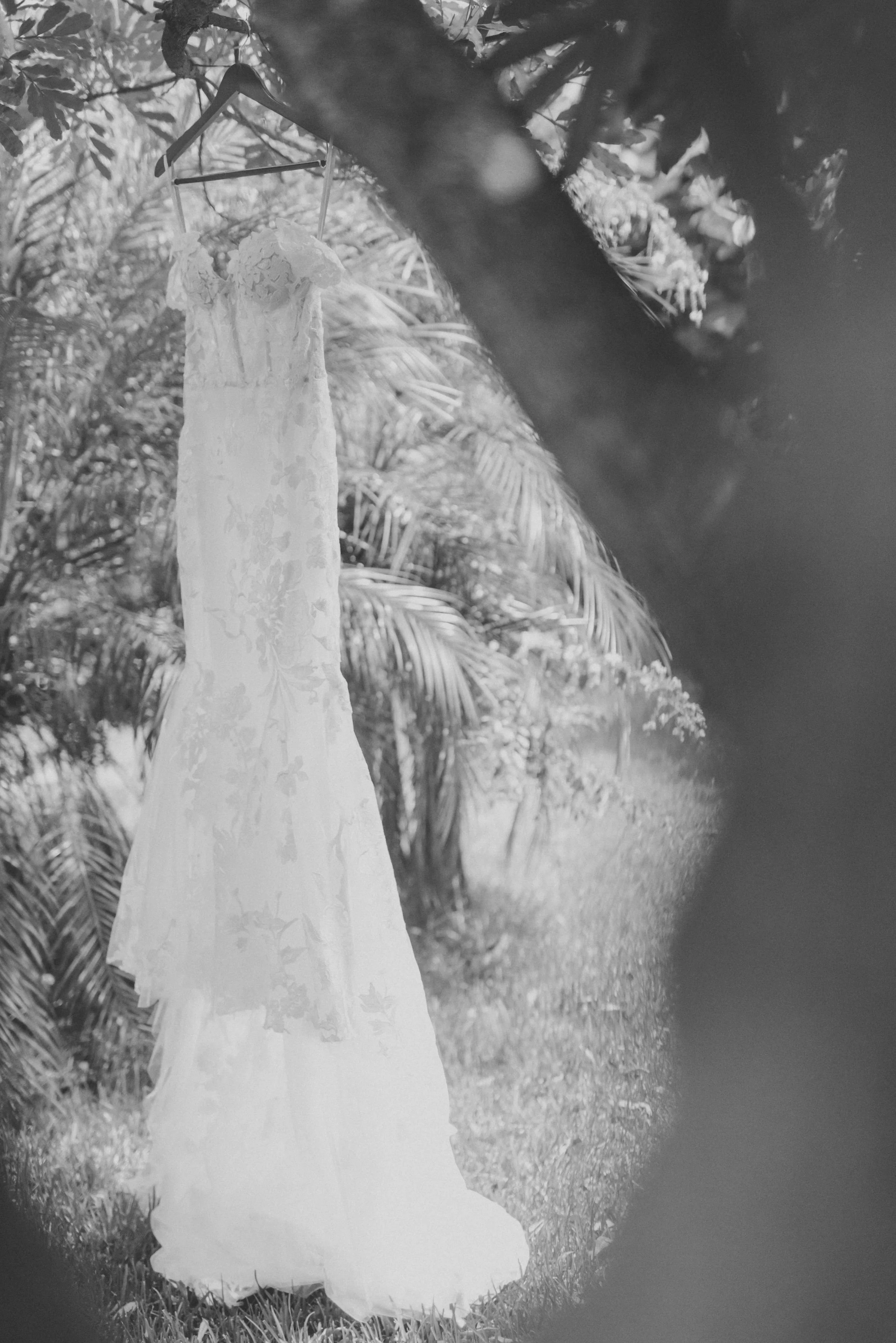 hawaii-romantic-waimea-valley-wedding-getting-ready (26).jpg