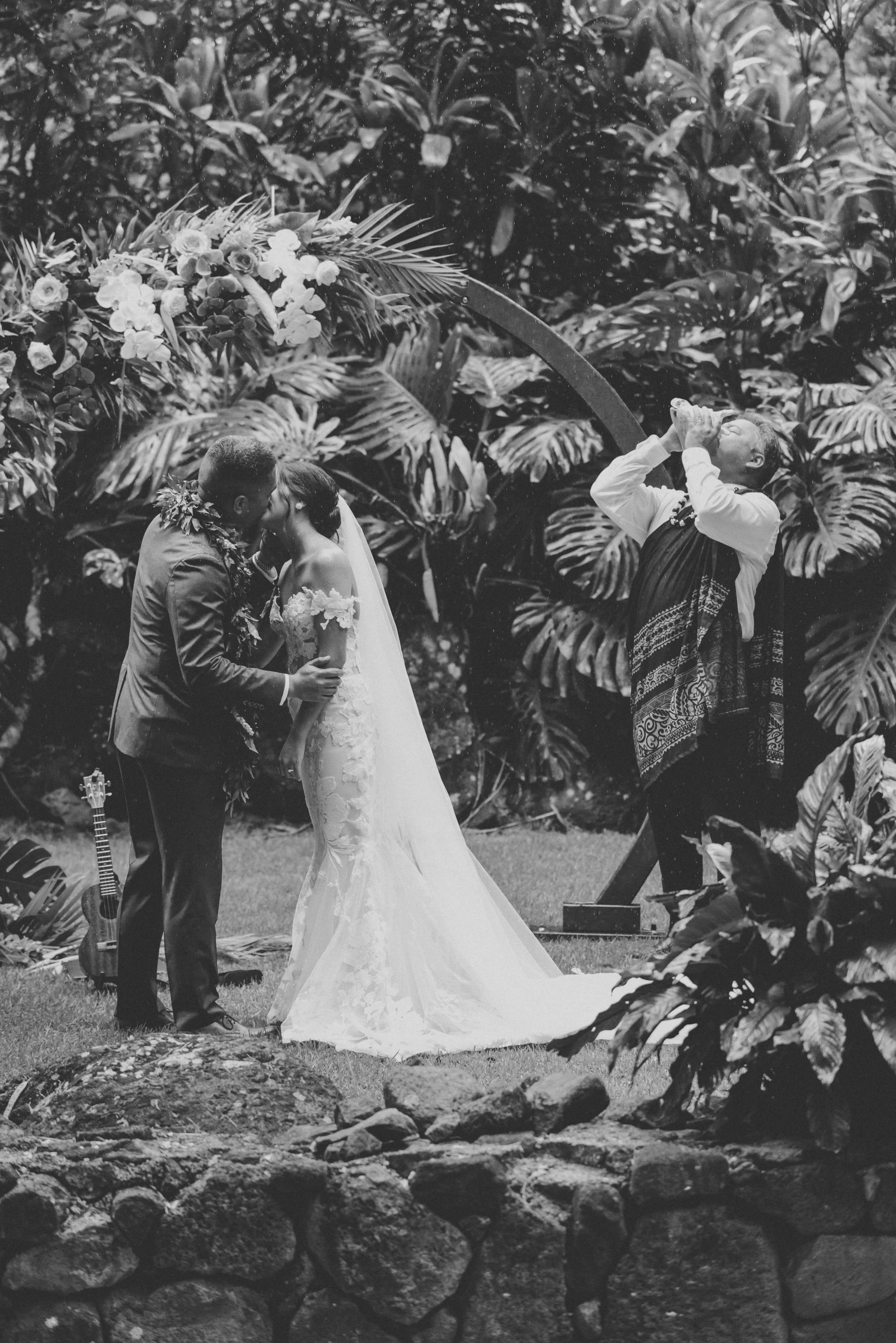 hawaii-waimea-valley-wedding-hawaiian-ceremony (62).jpg