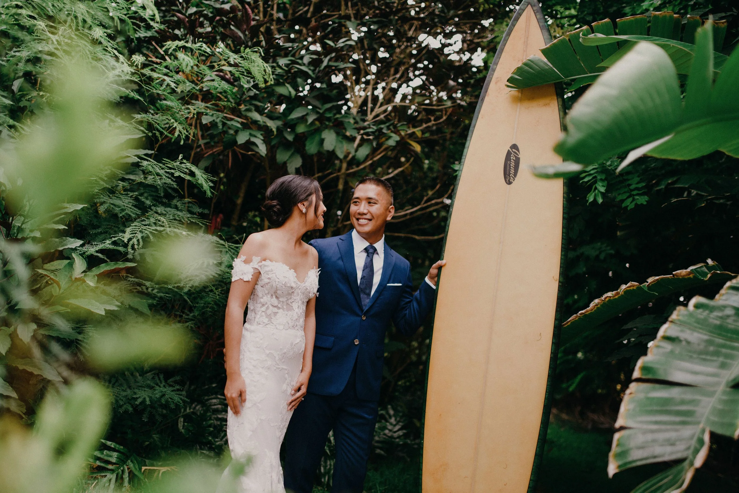 starry-waimea-valley-wedding-firstlook (14).jpg