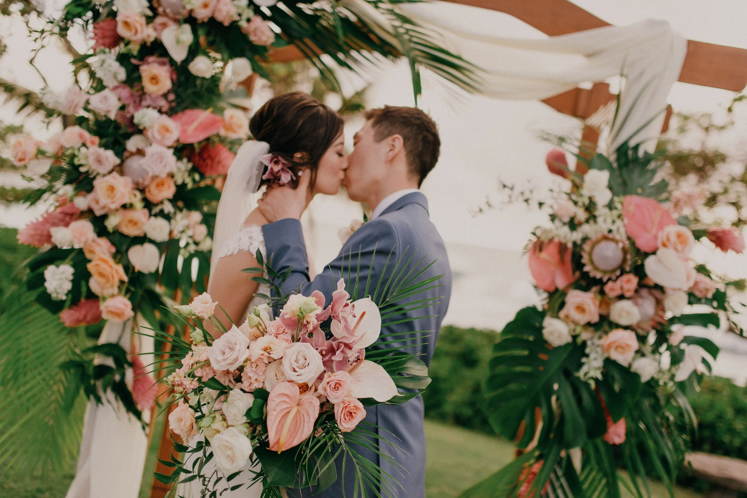 ritz-carlton-turtle-bay-wedding-phototgrapher (9).jpg