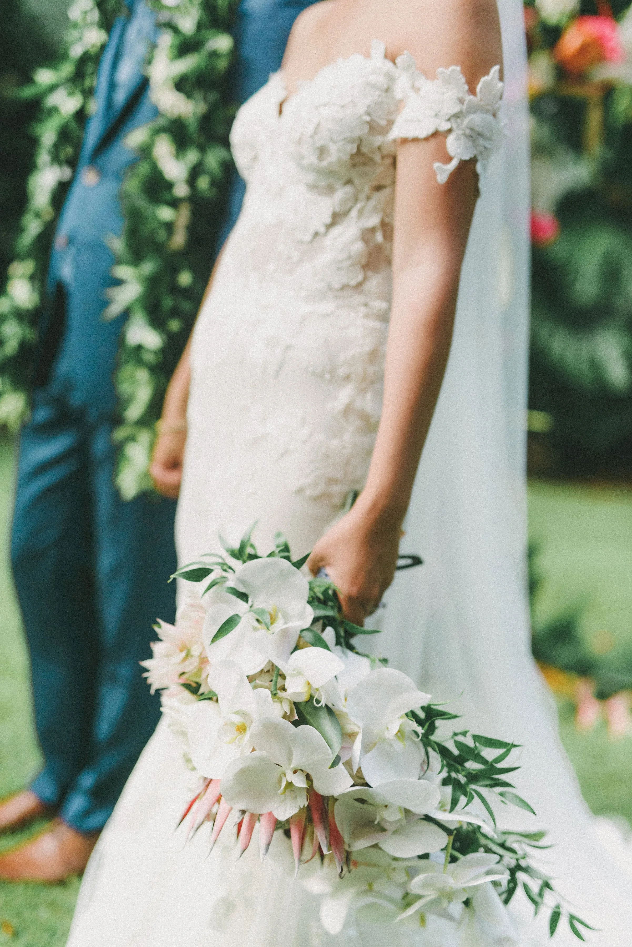 colorful-romantic-tropical-starry-boho-waimea-valley-wedding-portraits (23).jpg