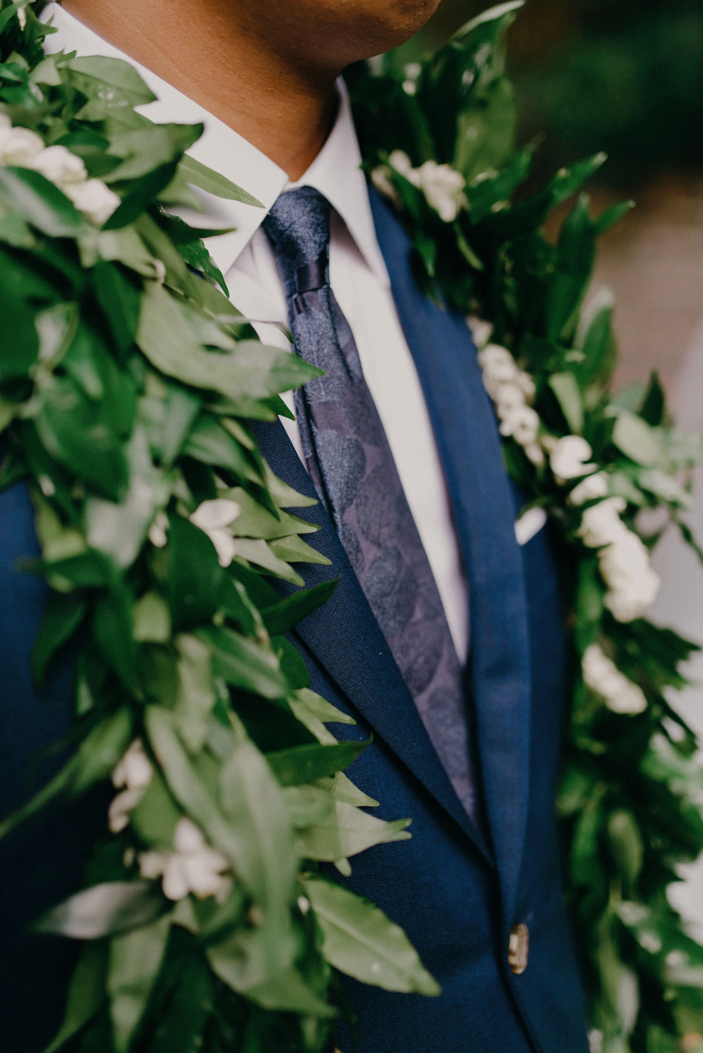 oahu-romantic-tropical-starry-boho-waimea-valley-wedding-portraits (29).jpg