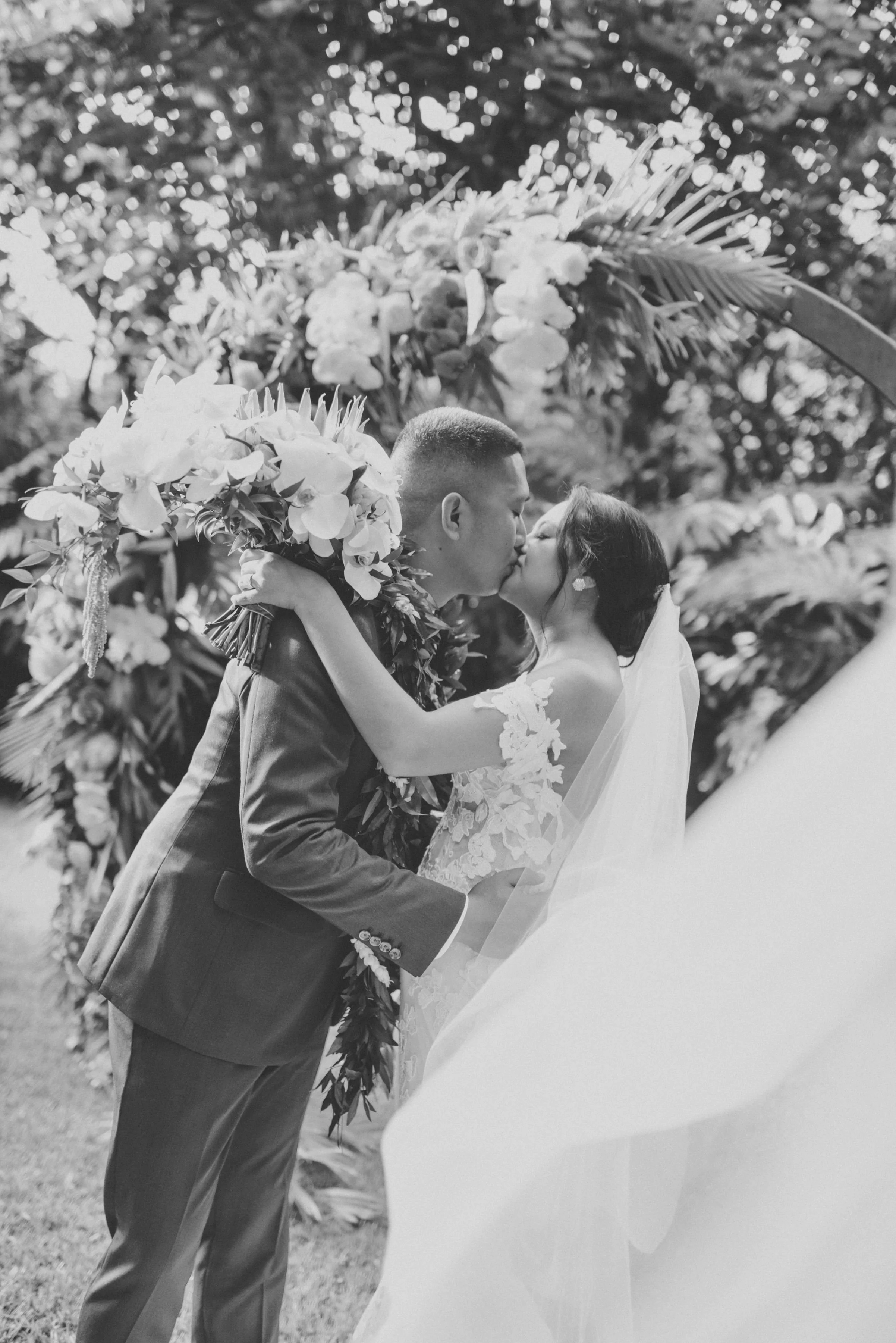 hawaii-romantic-tropical-boho-waimea-valley-wedding-portraits (16).jpg