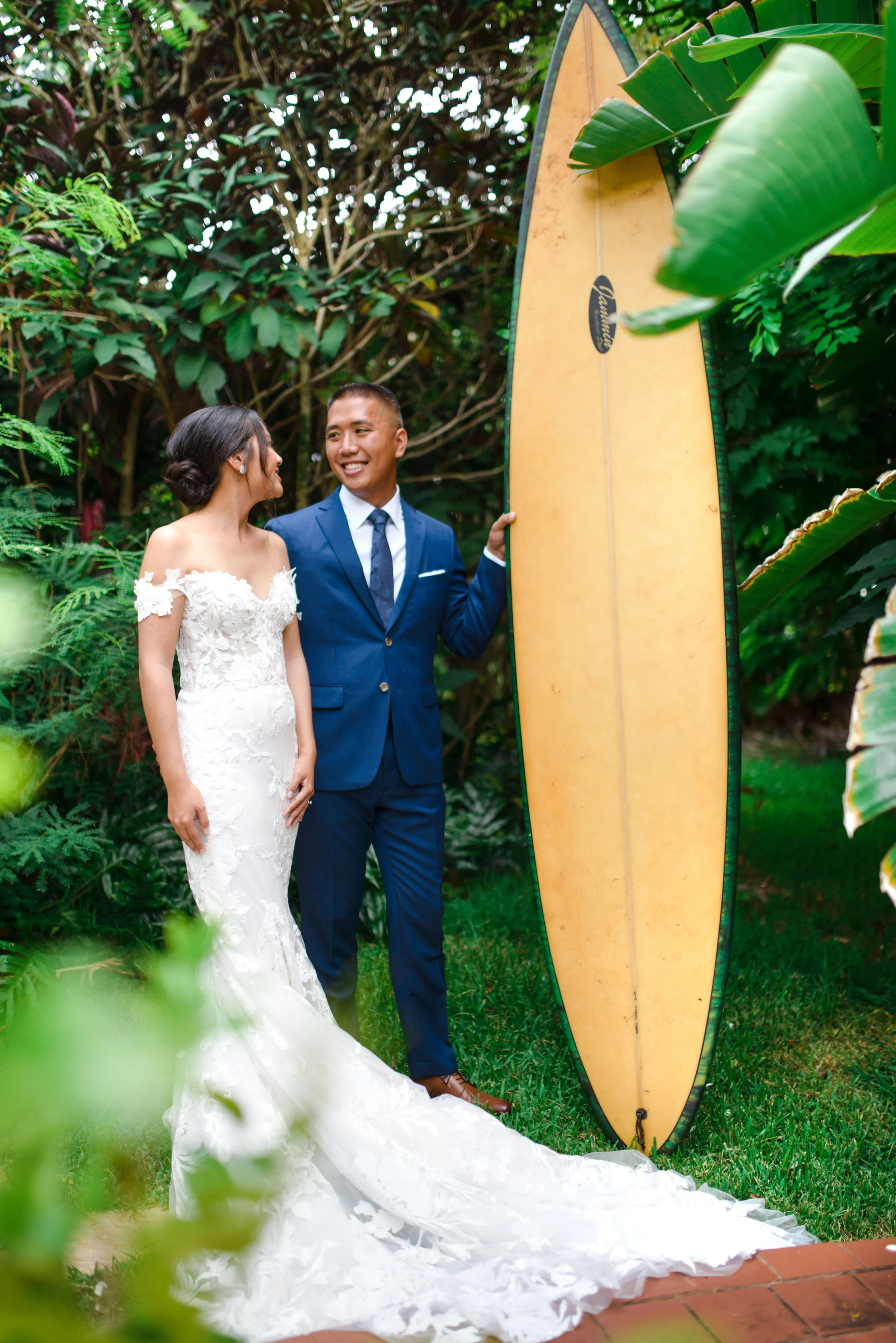 romantic-tropical-starry-boho-waimea-valley-wedding-firstlook (13).jpg