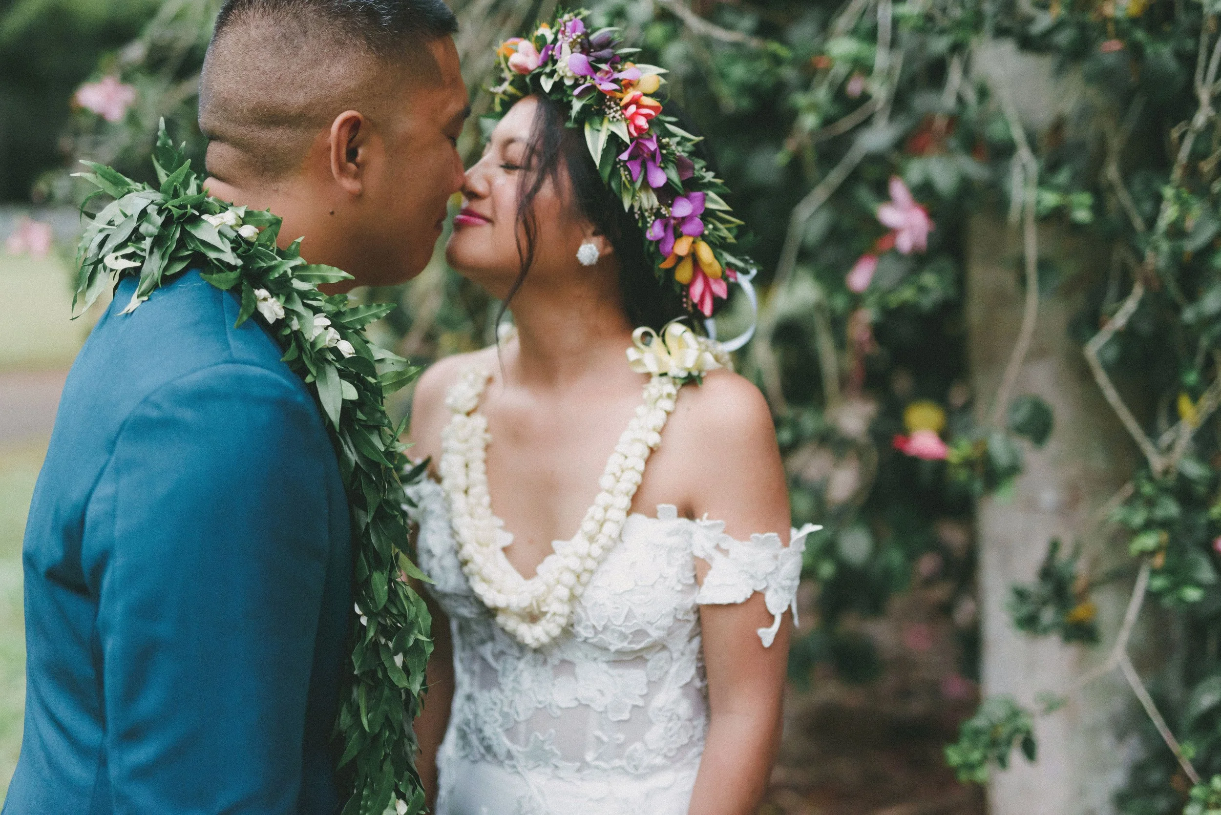 colorful-tropical-boho-waimea-valley-wedding-bride-and-groom-portraits (14).jpg
