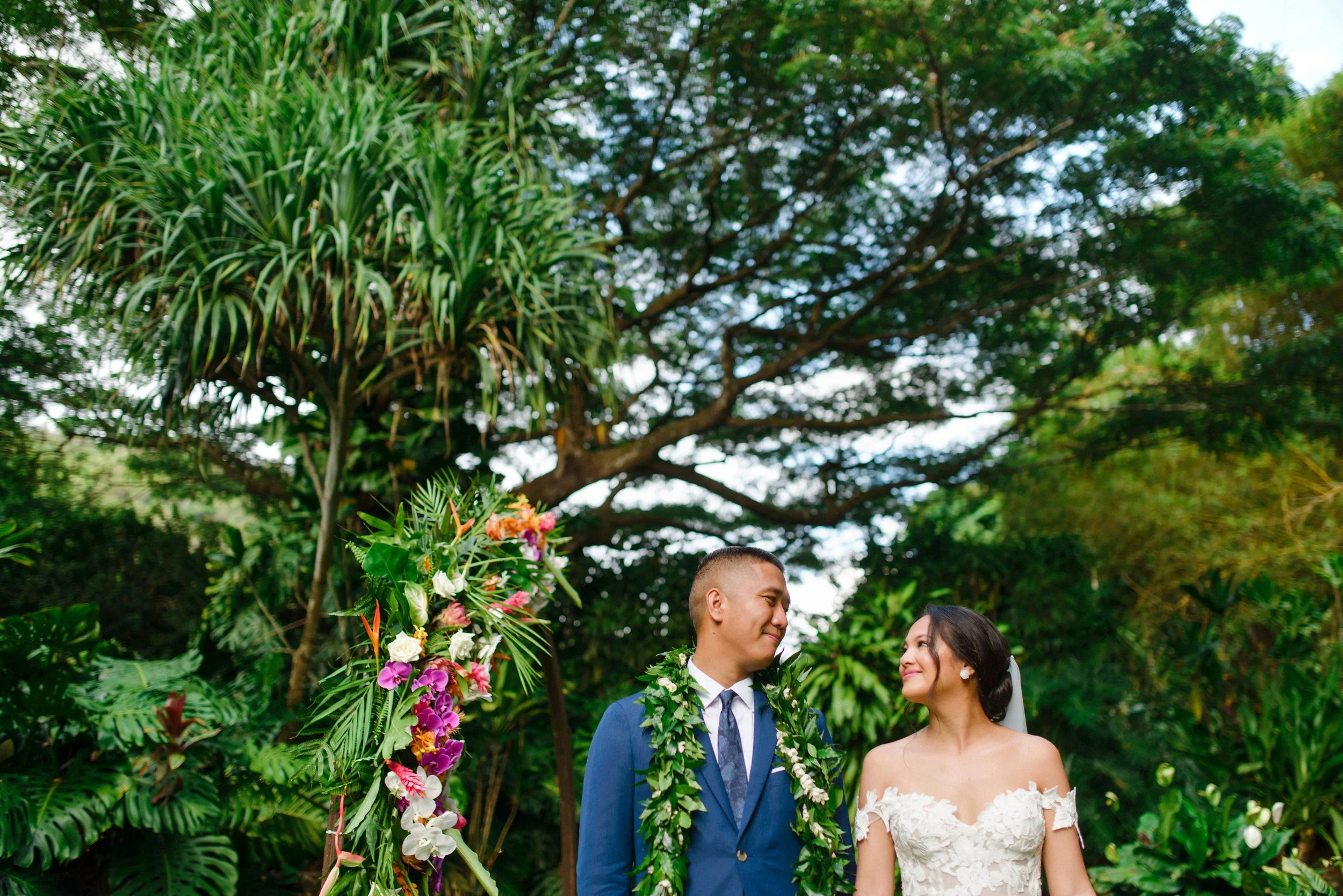 hawaii-waimea-valley-wedding-portraits (25).jpg