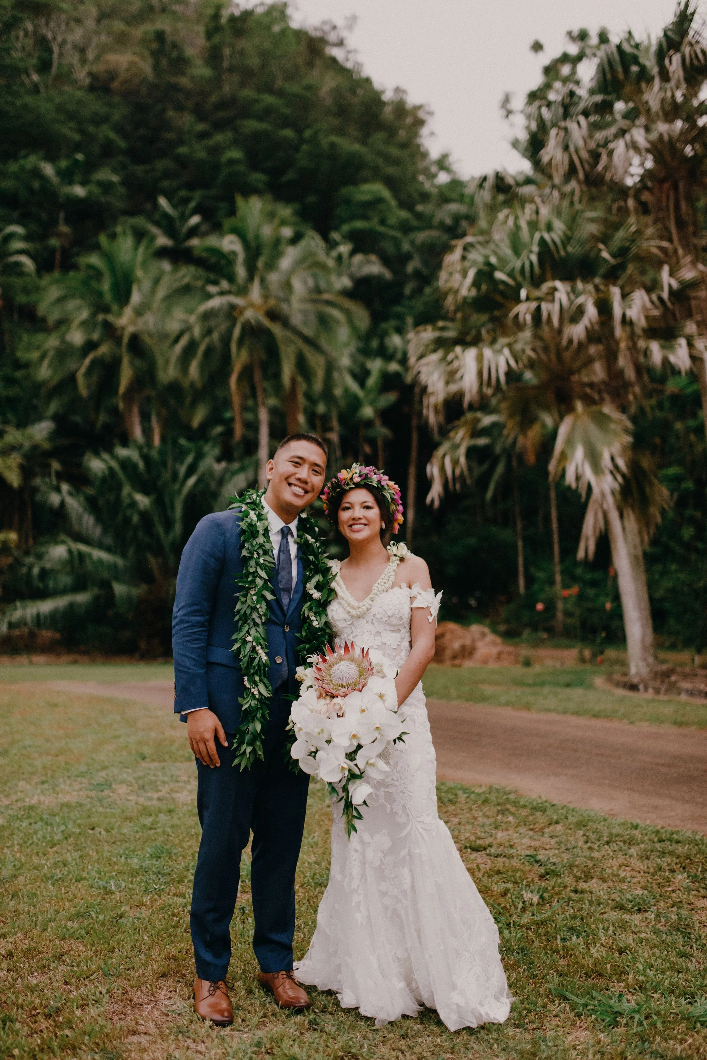 starry-waimea-valley-wedding-bride-and-groom-portraits (1).jpg