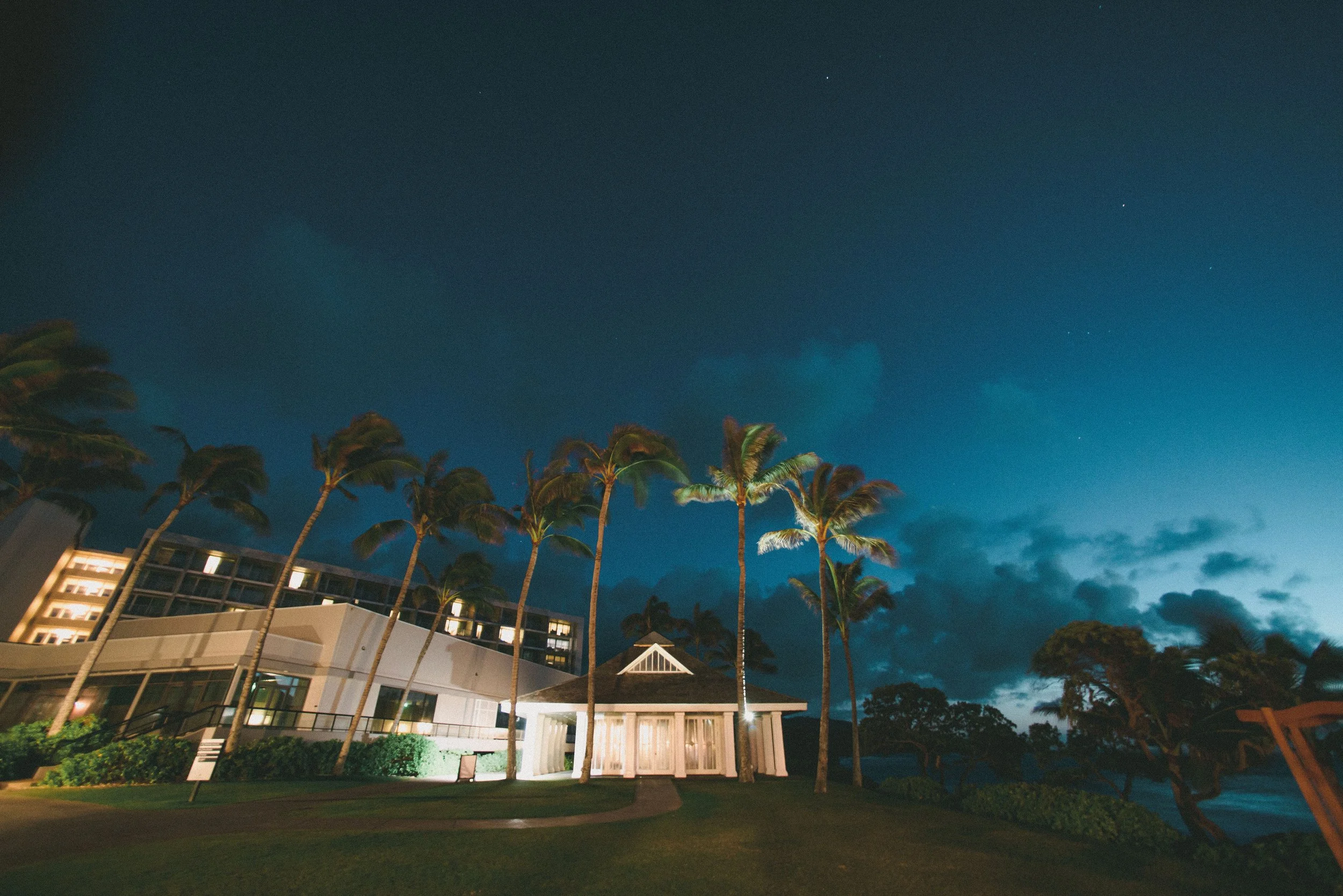 ritz-carlton-turtle-bay-wedding-phototgrapher (84).jpg