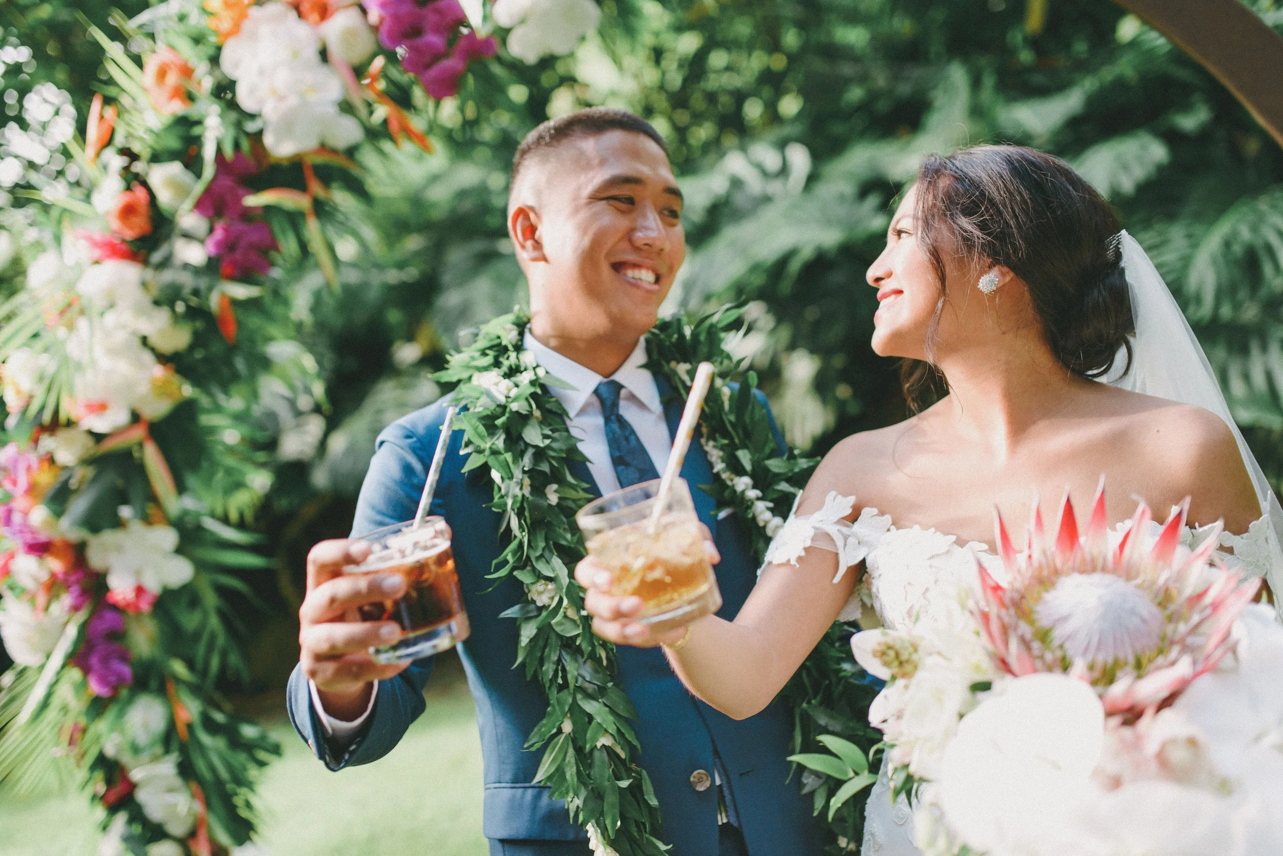 hawaii-colorful-waimea-valley-wedding-portraits (7).jpg