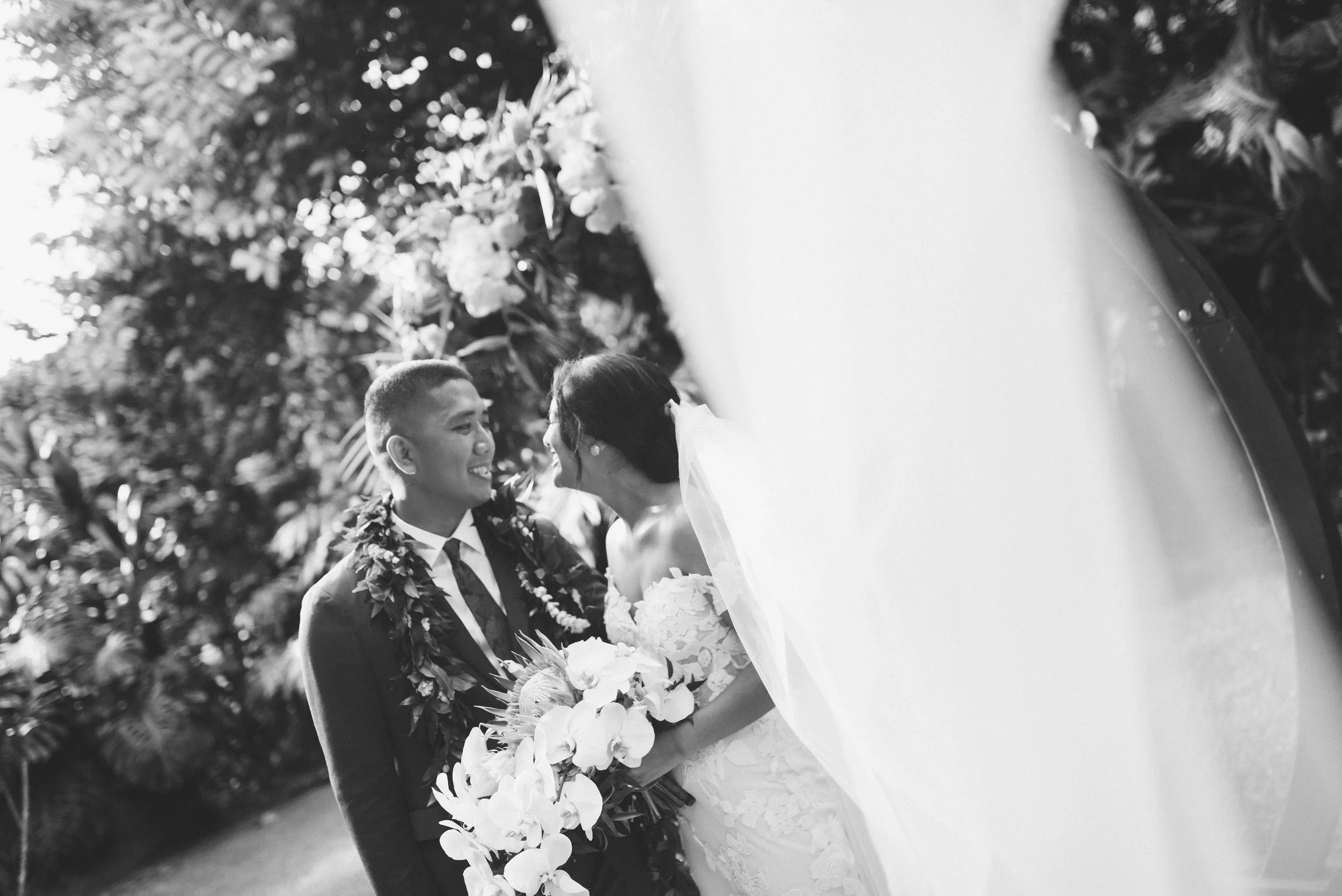 tropical-boho-waimea-valley-wedding-portraits (11).jpg