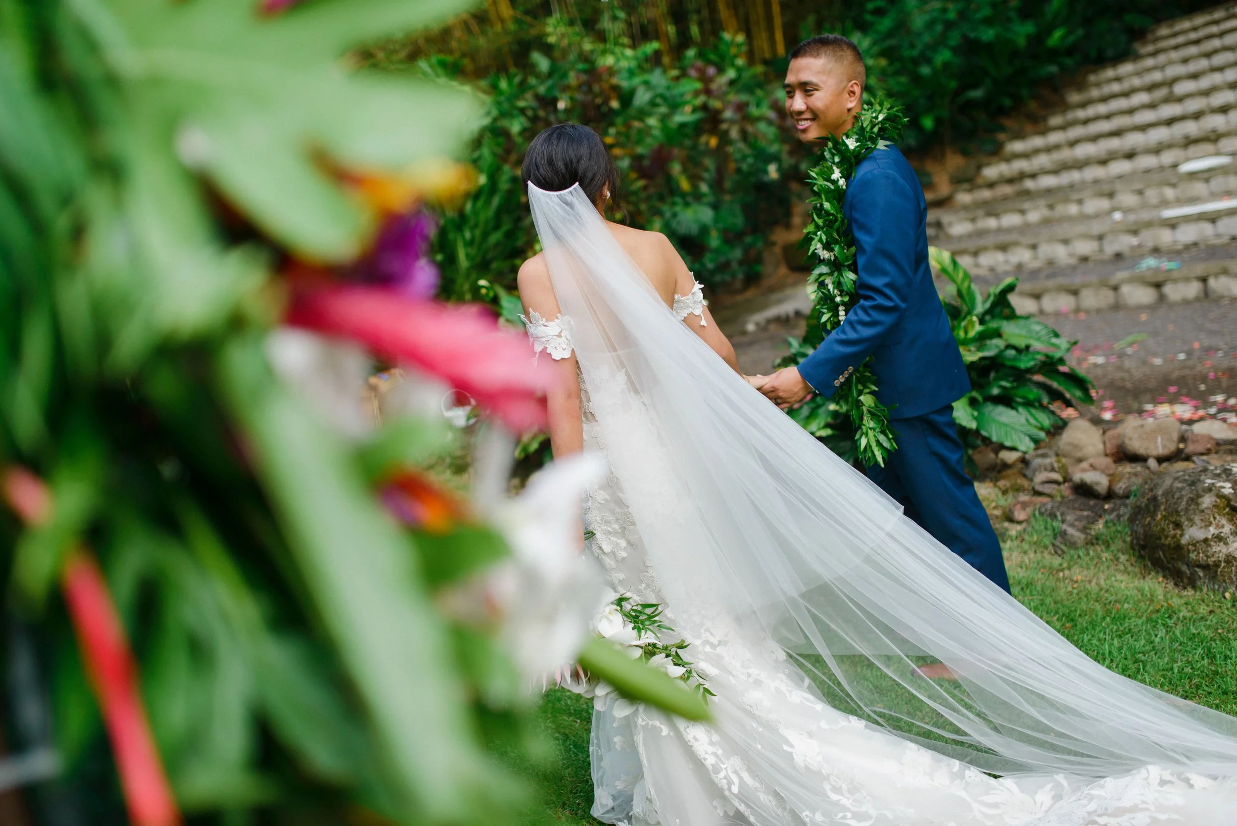 tropical-starry-boho-waimea-valley-wedding-portraits (33).jpg