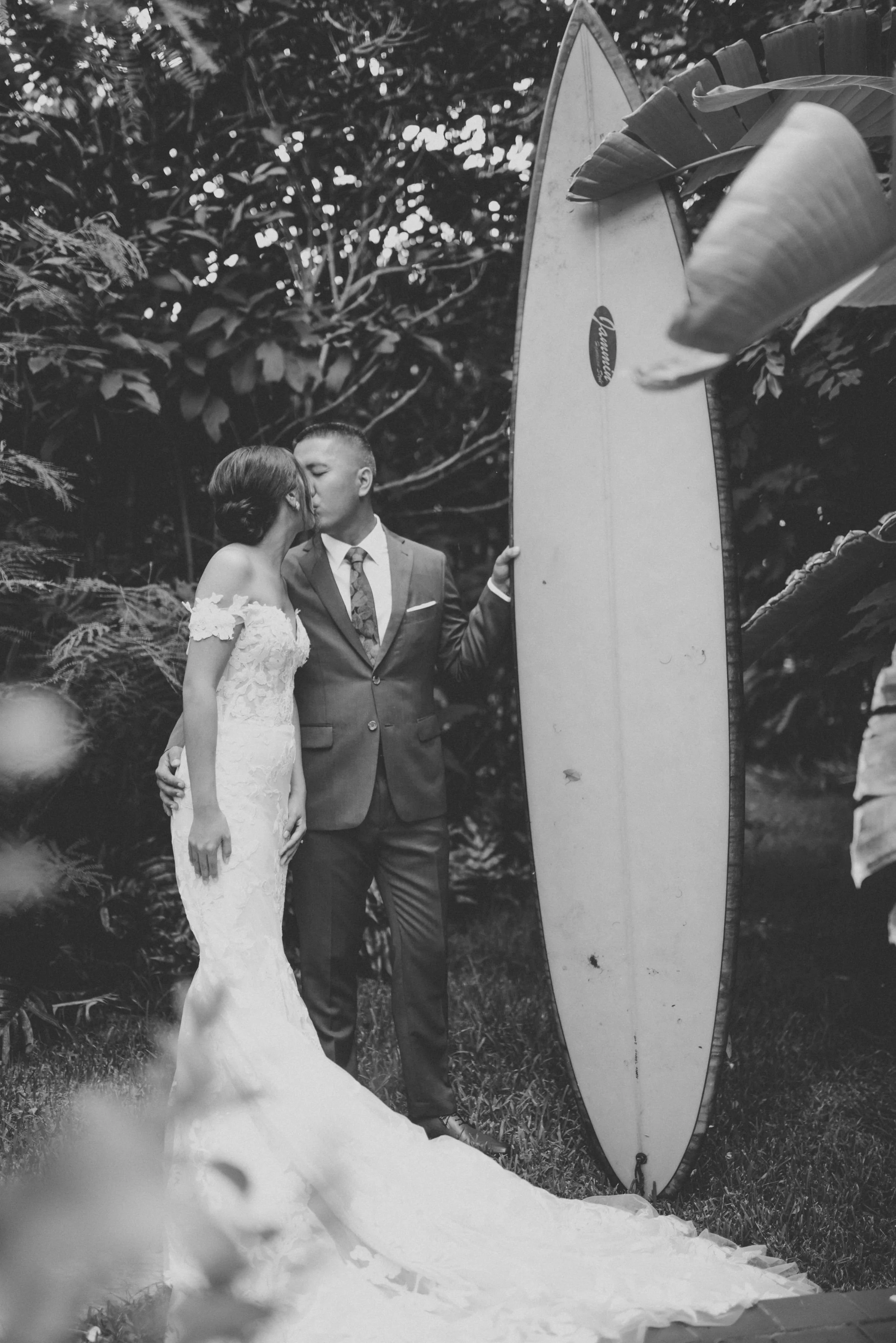 colorful-waimea-valley-wedding-firstlook (16).jpg