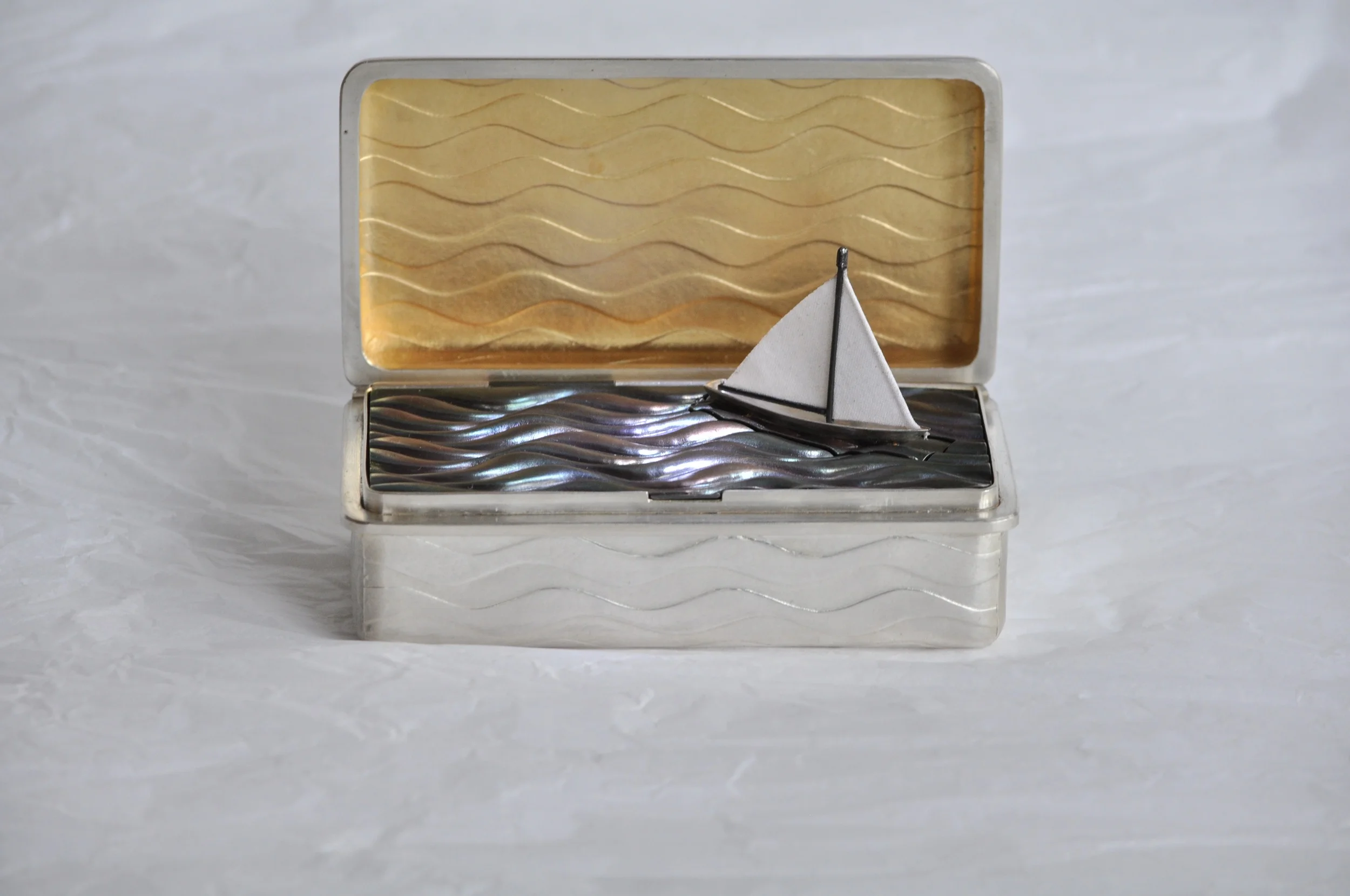 Snuffbox open