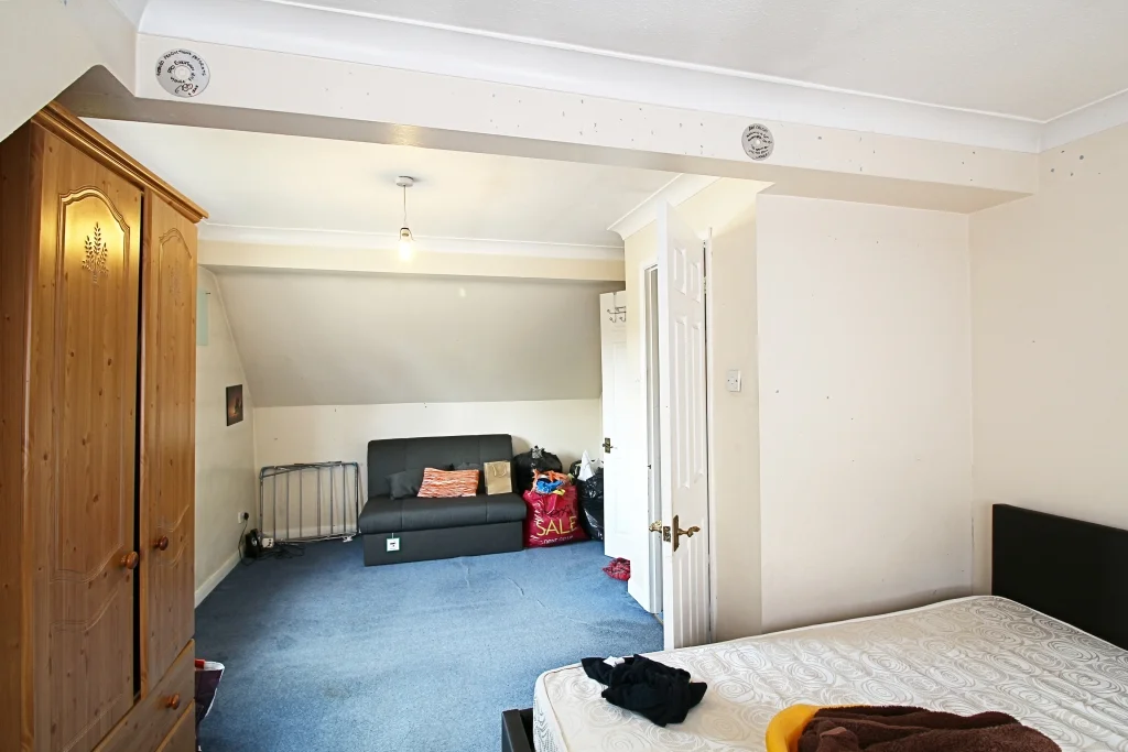 Bedroom 1 (5.8 x 3.7).JPG