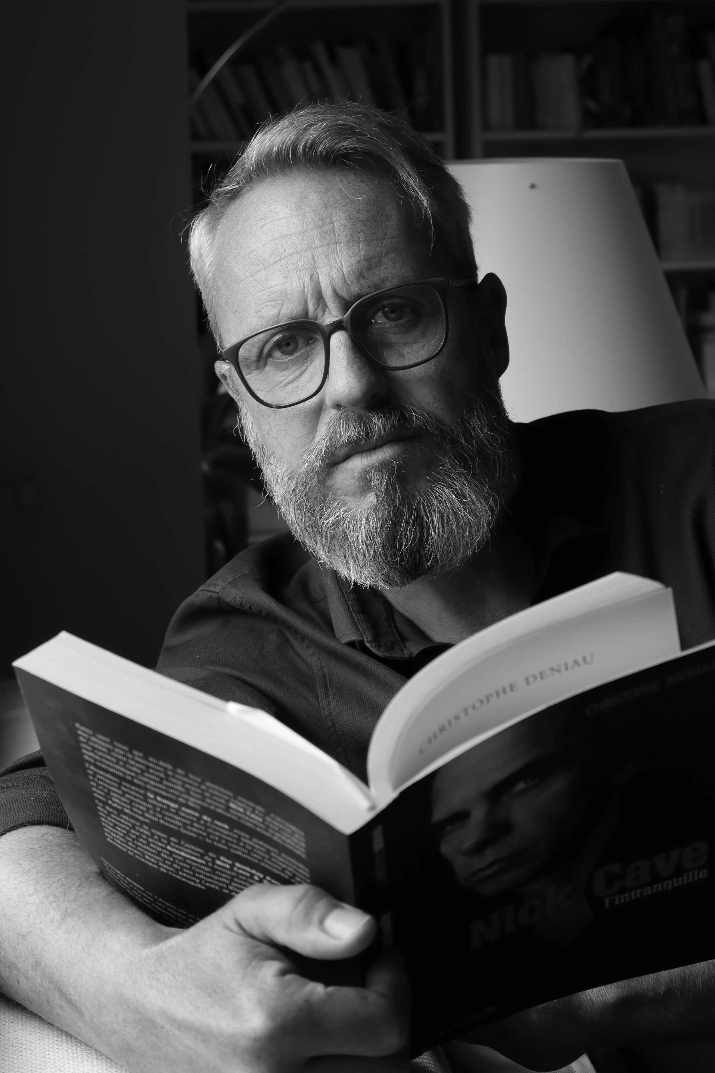 Joke Daemen-Portret aan een raam