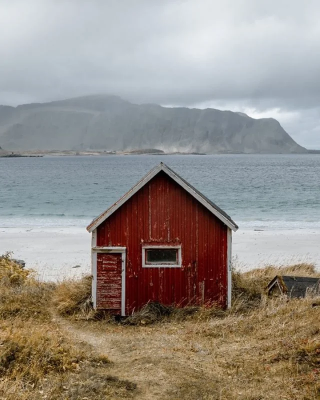 Lofoten second most photographed cabin 🏡🇸🇯😍
.
Xt2 + XF18-55
.
#lofoten #mountains #travelphotography #wanderlust #hiking #road #roadtrip #landscape_lovers #photographer #discoverearth #mountain #nature #landscape #norway #unlimitedscandinavia #vi