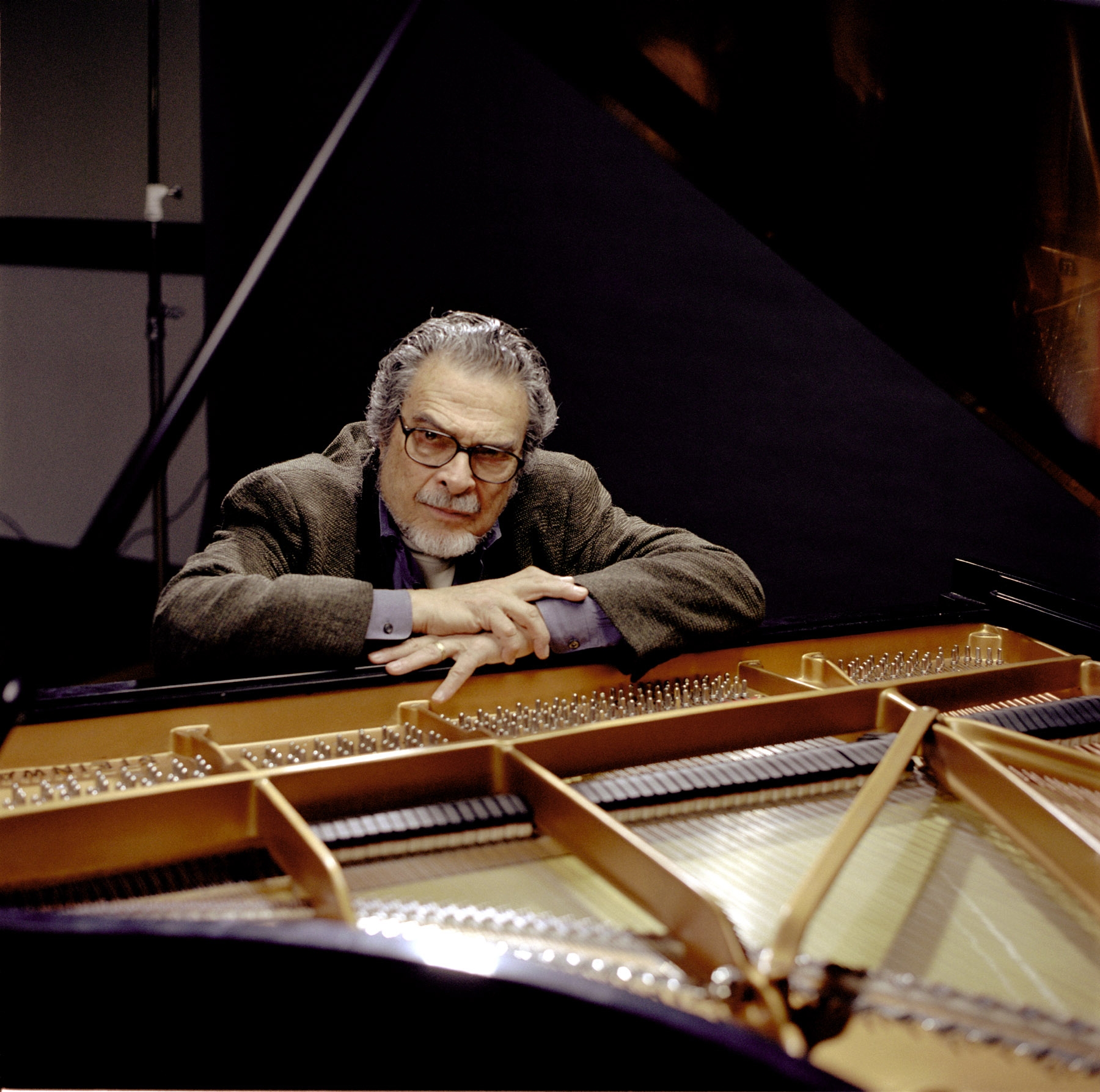 Focal dystonia has affected many musicians, most notably pianist Leon Fleischer, who had focal dystonia symptoms in his right hand for many years. He began to regain movement in his right hand more than thirty years later. Other musicians with FD include violinist Peter Oundjian and pianist Glenn Gould.