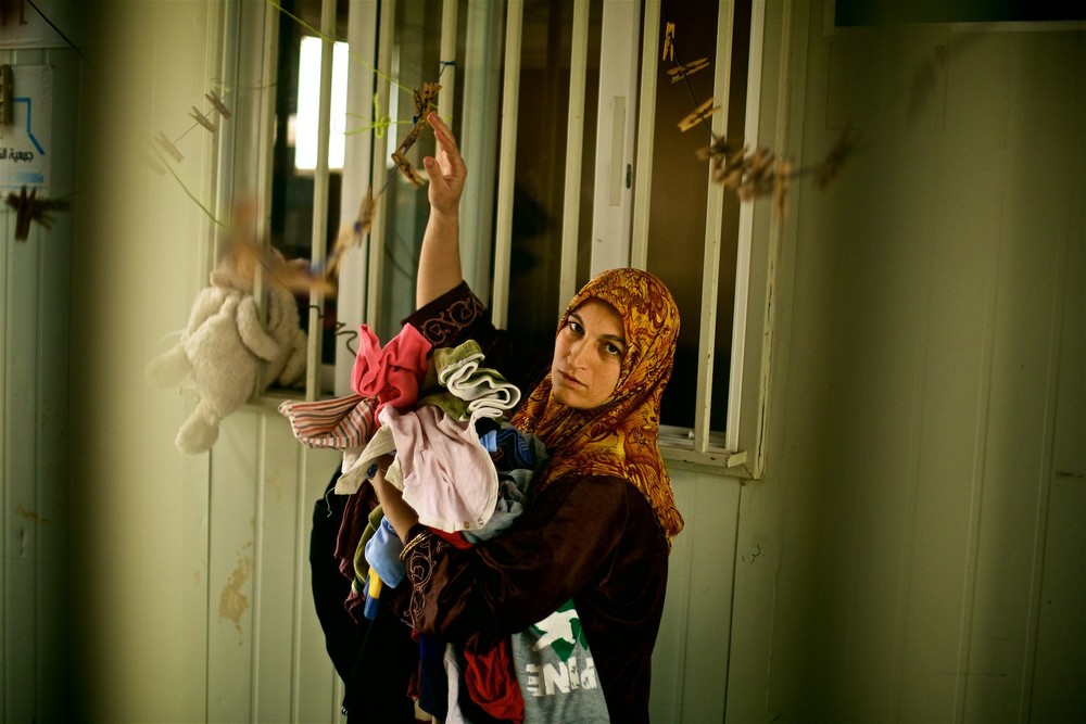  Shayma (meno zmenené) zbiera prádlo v karavane poskytnutom UNHCR. "Ničoho sa tu nemôžeme dotknúť. Sme tu už tri roky, ale keď nič z toho, čo tu je, nie je naše, nedá sa z toho spraviť domov." (photo: Denis Bosnic) 