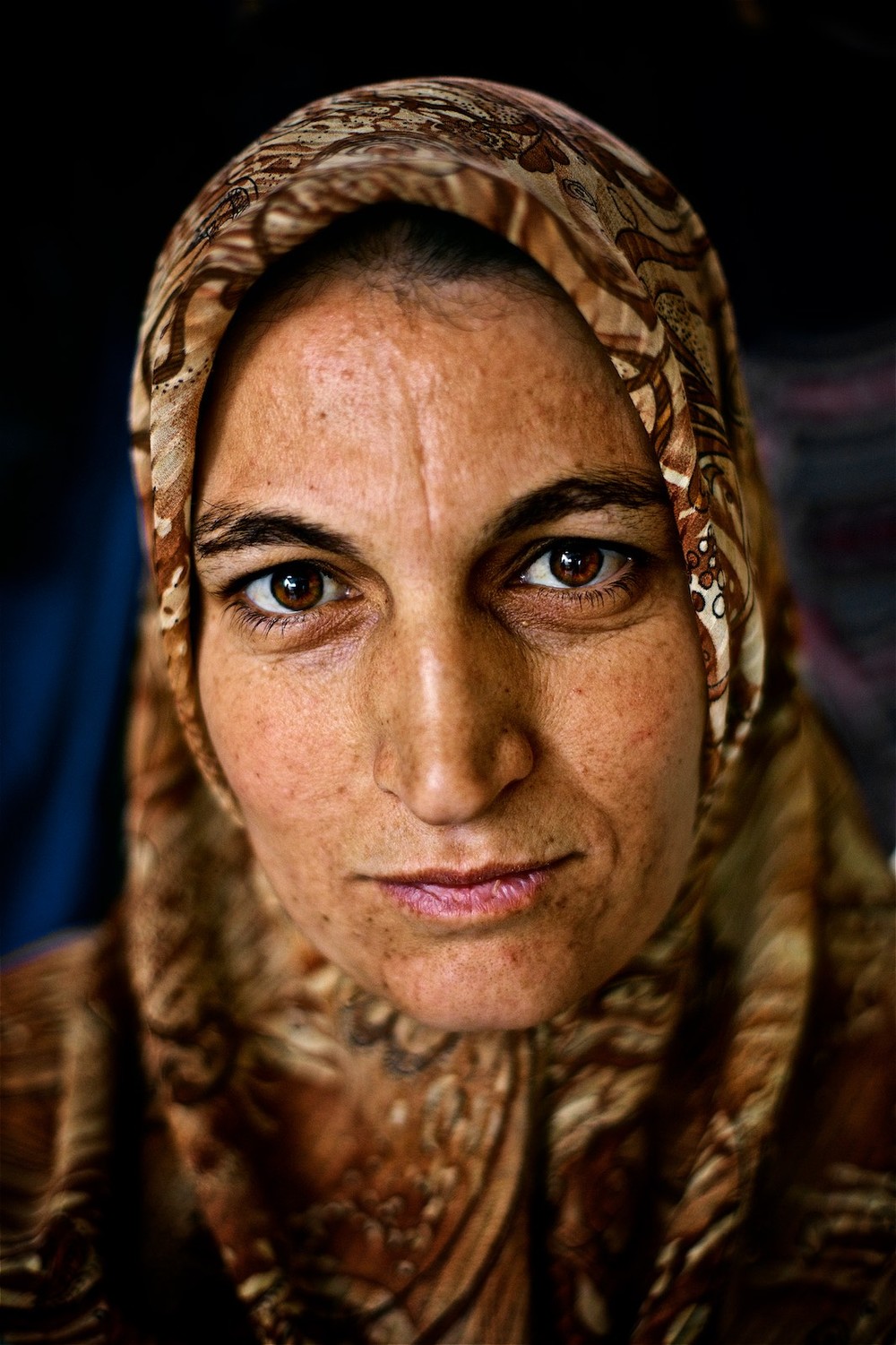  Shayma je mladá, má len niečo cez tridsať, ale tri roky v tábore na jej tvári zanechali hlboké stopy. (photo: Denis Bosnic) 