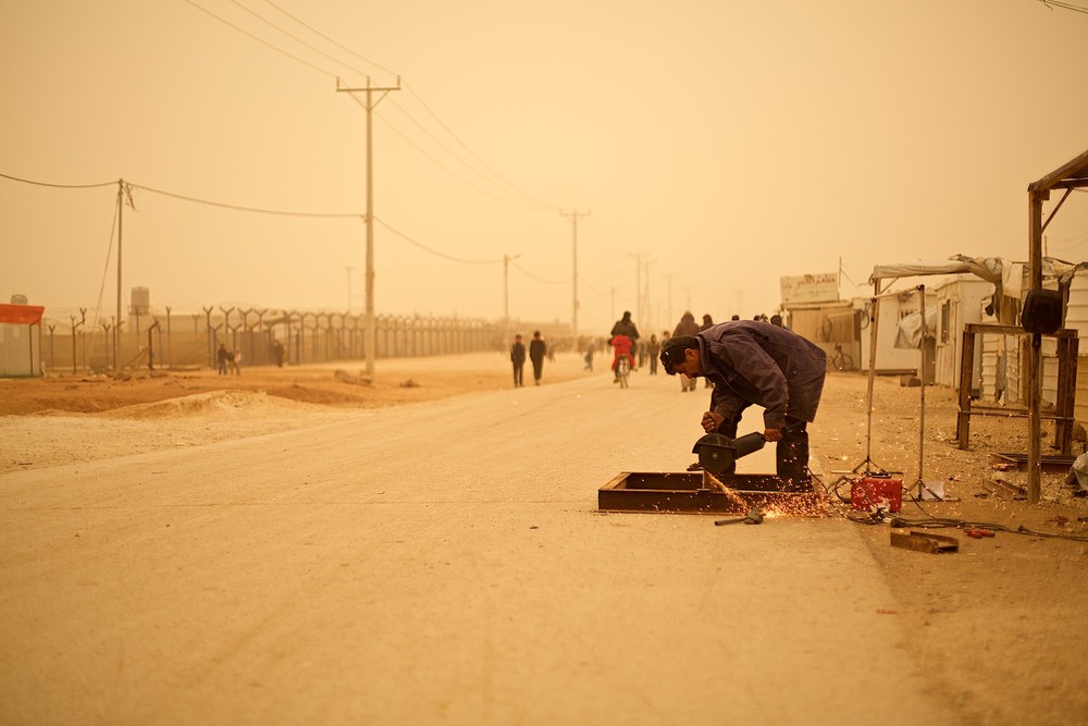   V tábore sa stále niečo prerába a dorába, aj napriek tomu, že si to hosťovské štáty neprajú.&nbsp;Zaatari, Jordánsko  &nbsp;(photo: Denis Bosnic)  
