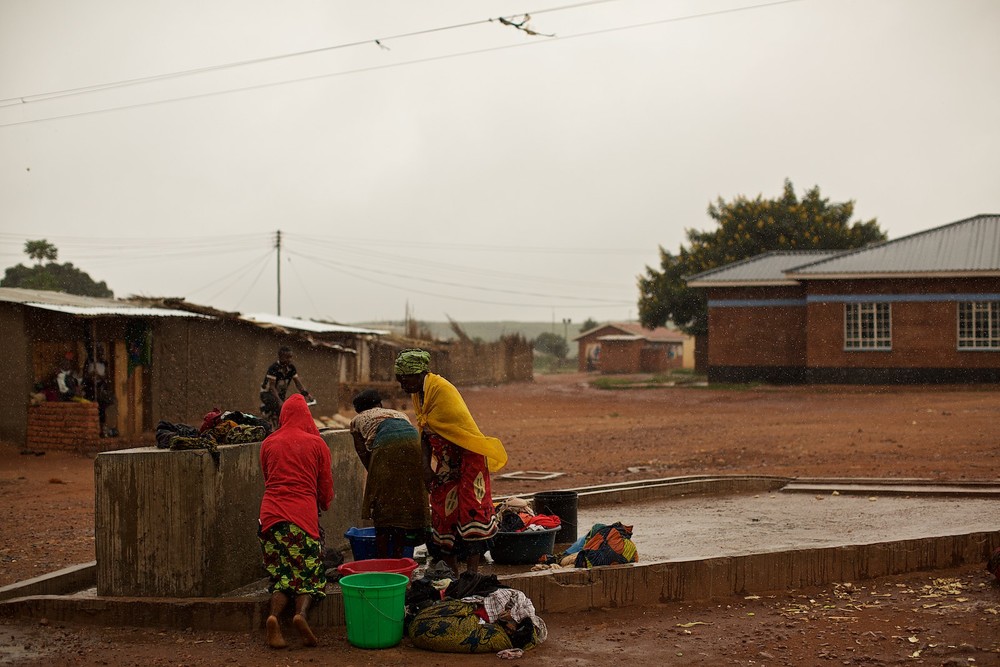  Pitná voda je v táboroch zväčša obrovský problém, s ktorým sa utečenci boria každý deň. Programy UNHCR budujú studne, kvalita vody v nich je však často otázna. Na fotografii utečenci perú prádlo v tábore Dzaleka v Malawi počas dažďa. Keď neprší, rad