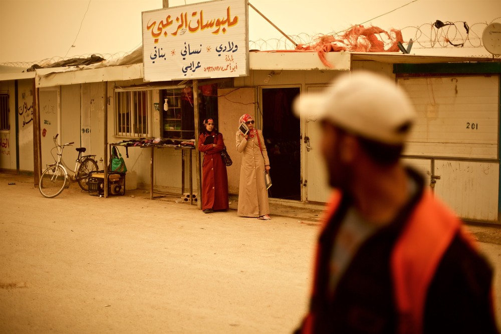  Scéna z hlavnej ulice v tábore &nbsp;Zaatari, Jordánsko  &nbsp;(photo: Denis Bosnic)  