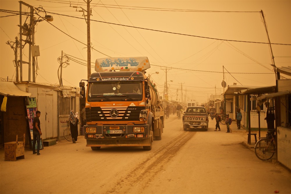  Kamióny s vodou &nbsp;na hlavnej ulici v tábore Zaatari, Jordánsko  &nbsp;(photo: Denis Bosnic)  