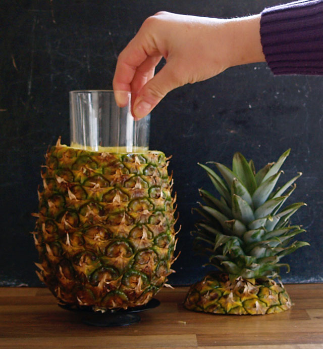 W wydrążony ananas włożyłam szklankę, a dla stabilności nabiłam go na stojak na świeczkę