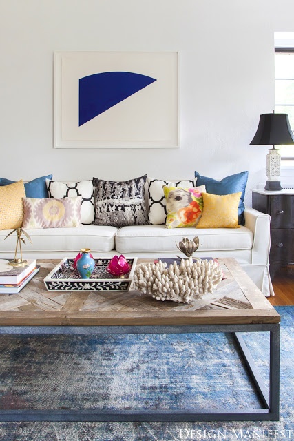 Kolorowe poduszki odzwierciedlają charakter mieszkańców domu 