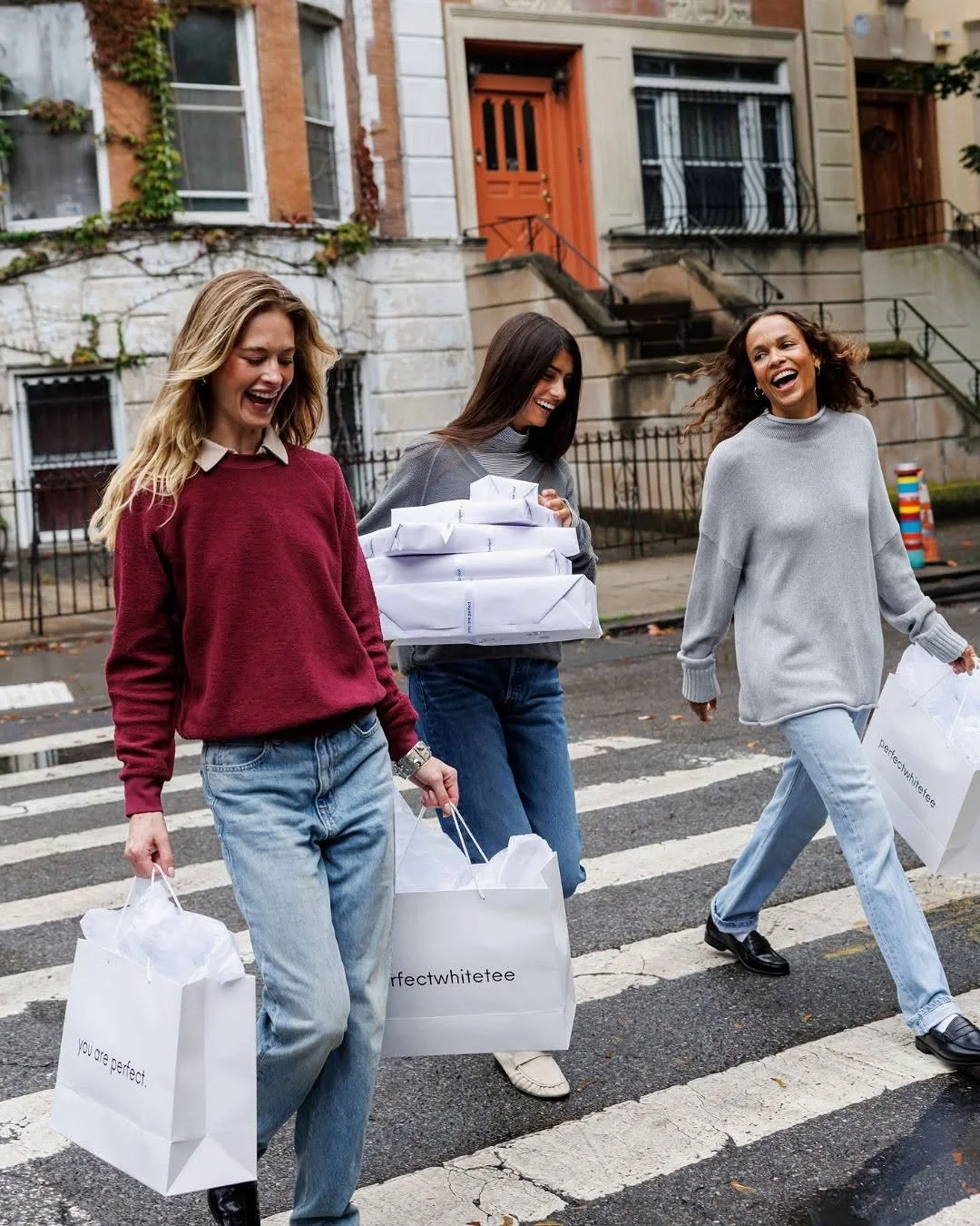 The gift guide starts with perfect basics 🤍 @perfectwhitetee 

#holidayseason #holidayshopping #giftguide #womenswear #wardobebasics #wardrobeessentials #giftideas #perfectwhitetee #showandtellfashion