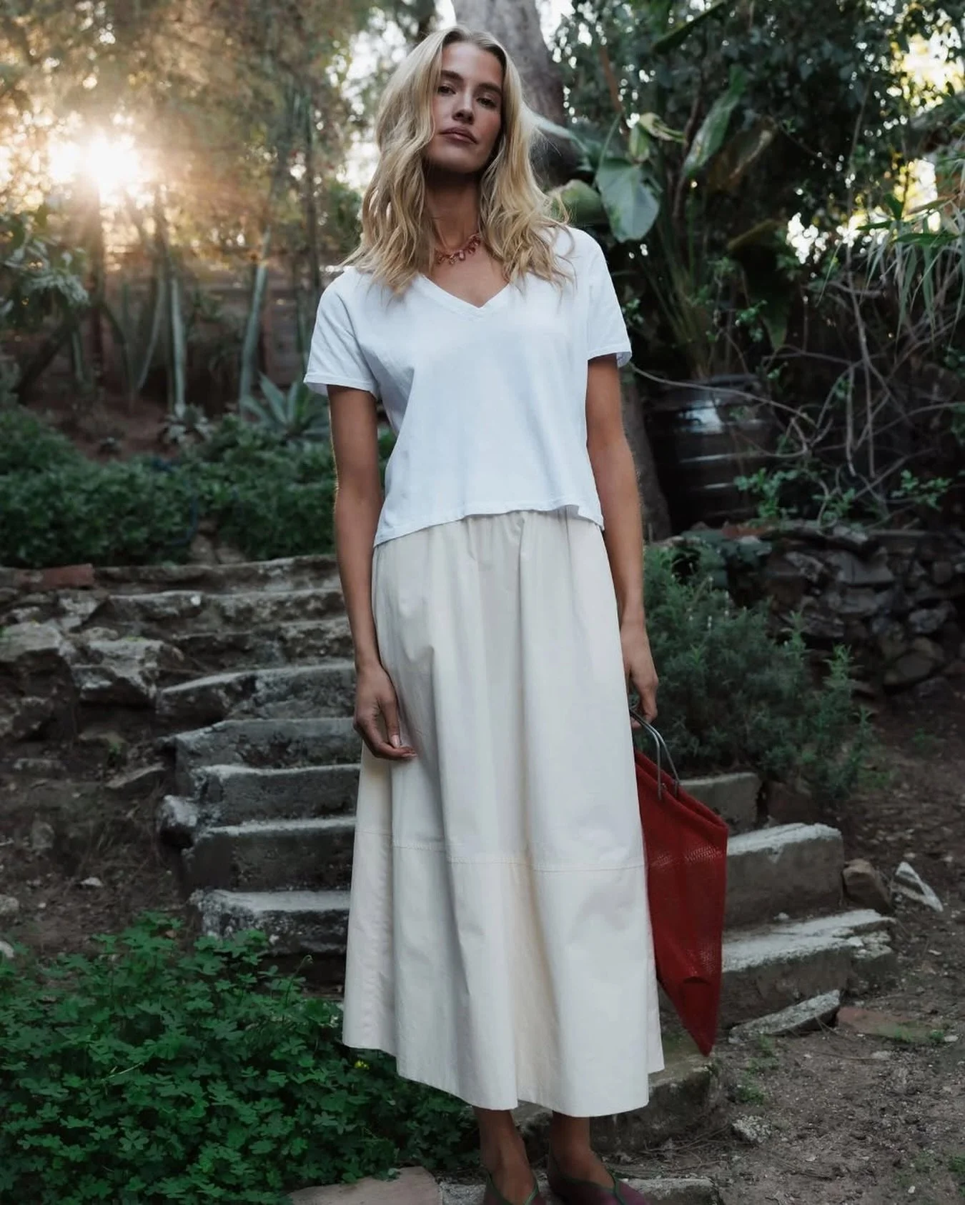 Trending colour? Cloud Dancer.
Everyday staple? Essential. @perfectwhitetee

#wardrobeessentials #wardrobemusthave #whitetee #perfectwhitetee #showandtellfashion