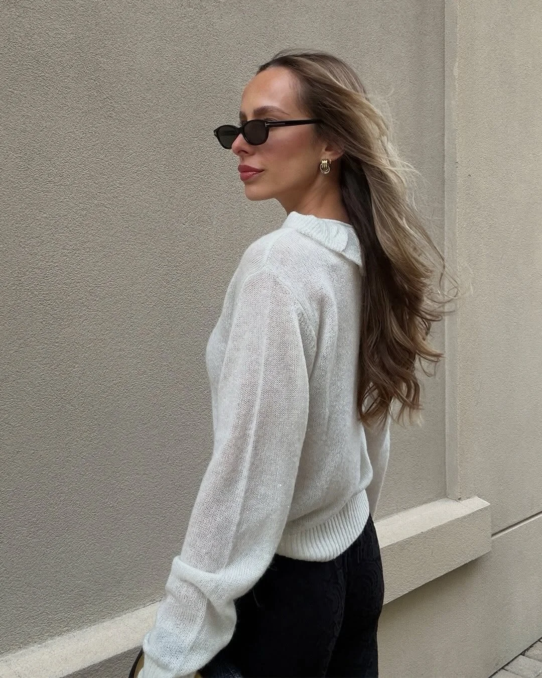 When comfort meets quiet elegance 🤍

A sweet staple for changing seasons &mdash; the @belladahl V-Neck Cardigan, worn by @larissa.montana 

#Fashion #OOTD #HeyDahl #BellaDahl #ShowAndTellFashion