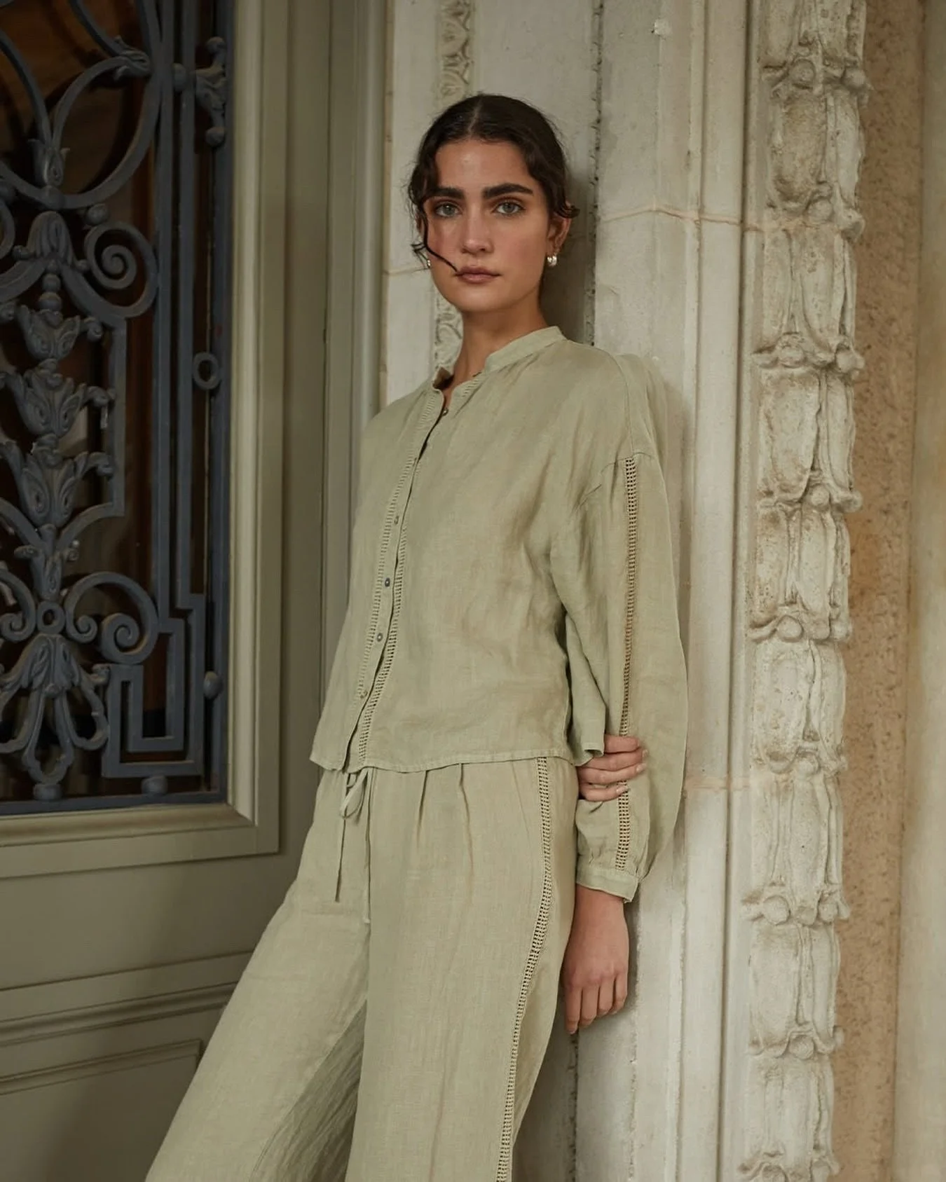 Where comfort meets quiet luxury.

Soft textures, lighter days with @belladahl 🤍

#QuietLuxury #EffortlessStyle #SpringRefined #NewCollection #belladahl