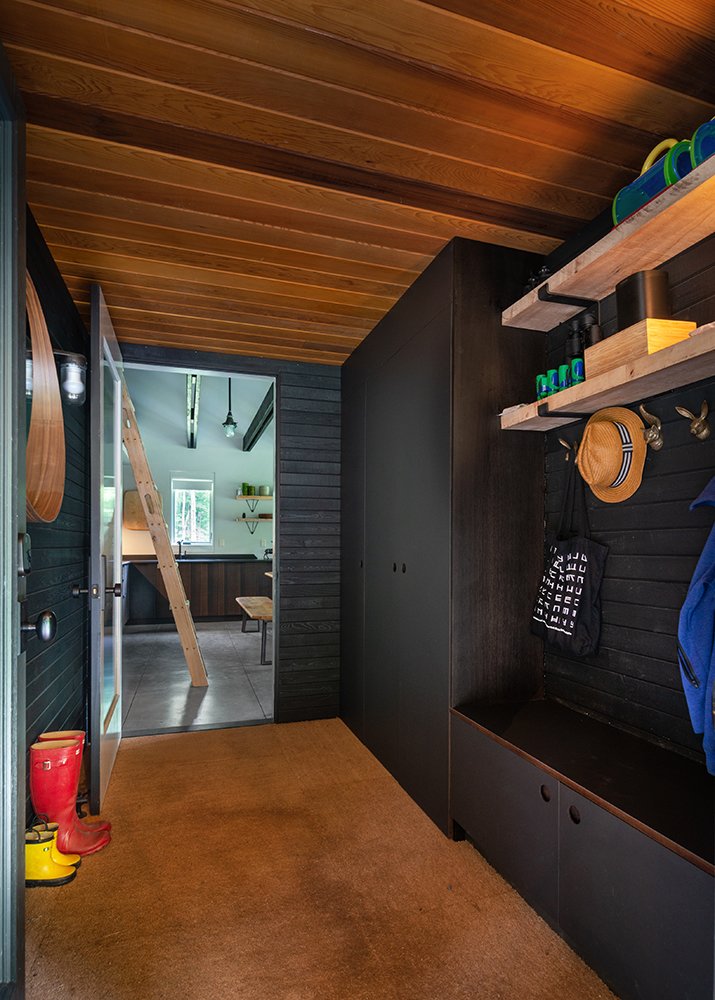The mud room is swathed in the same inky palette as the exterior. (Bjorg Magnea)