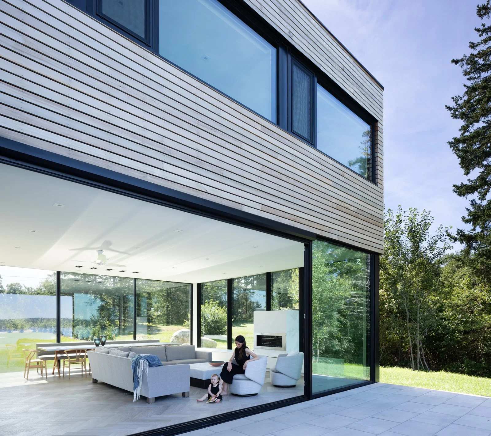 The mixed living/dining area opens up to the pool on one side and a field on the other. (Ema Peter Photography)