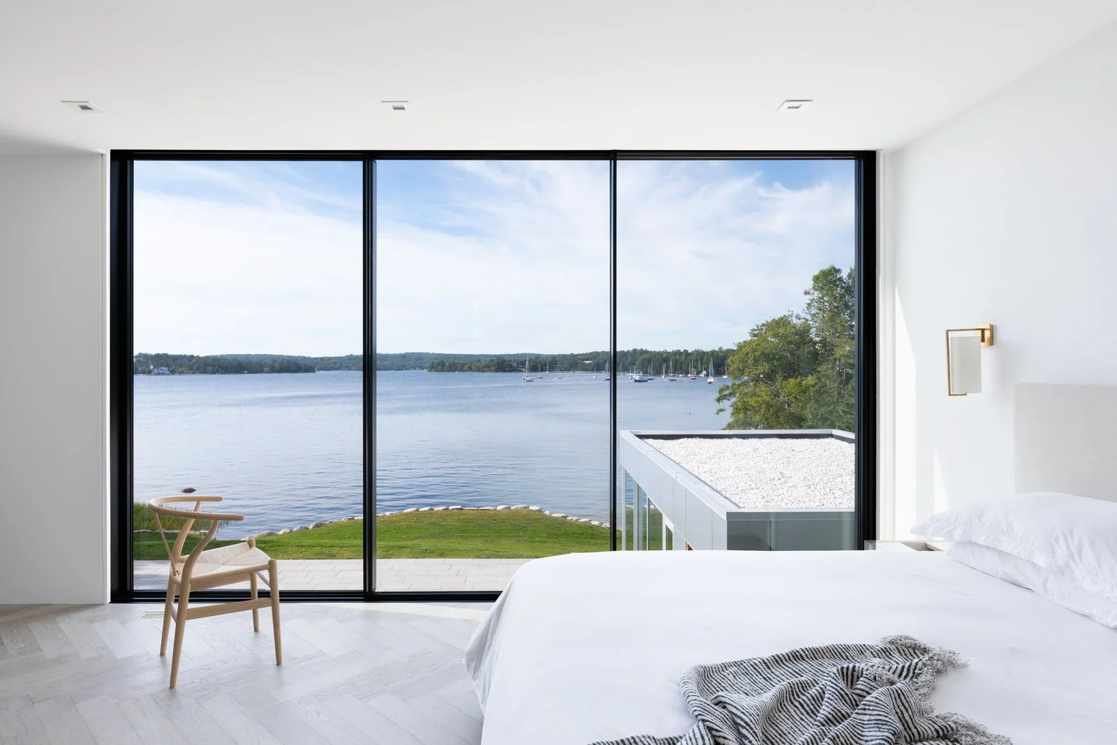 Panoramas extend from all the windows. (Ema Peter Photography)