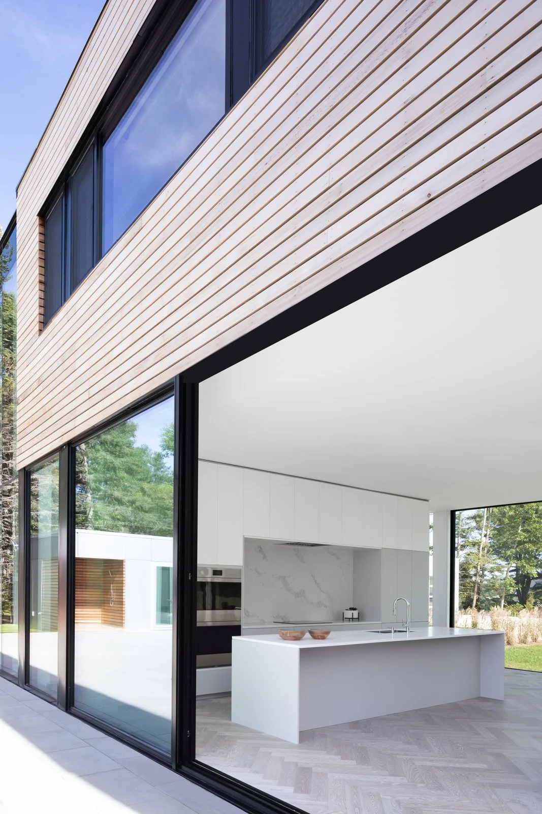Clean lines and textures add to the monochromatic palette. (Ema Peter Photography)