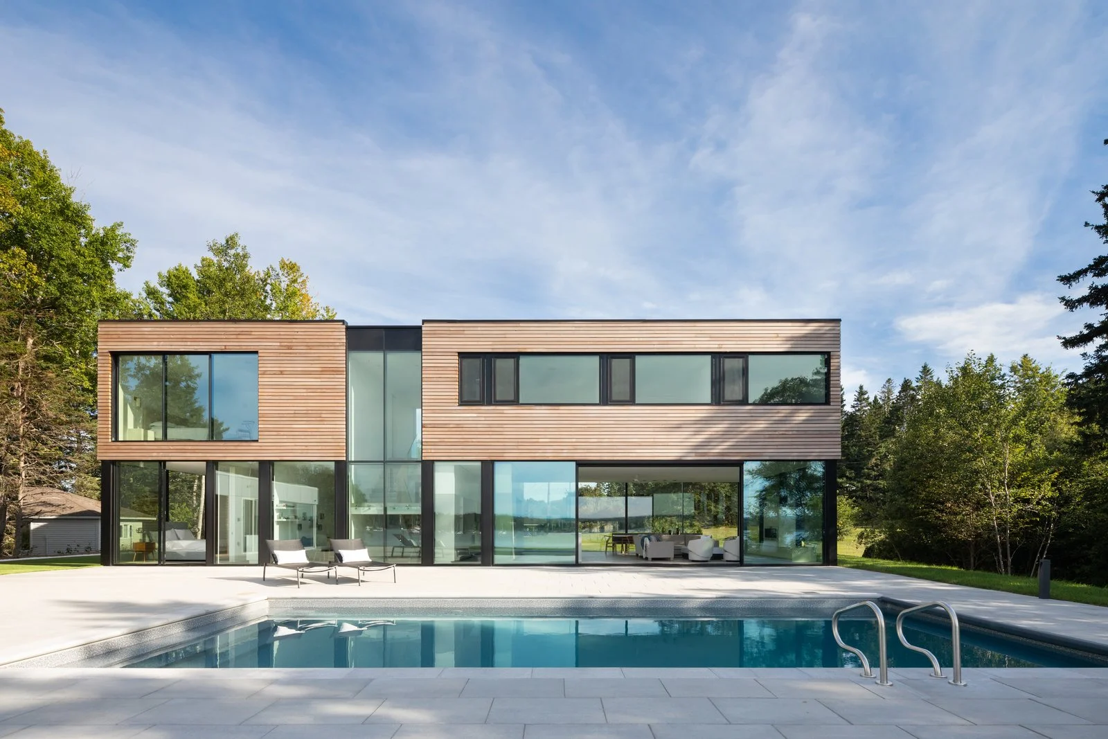 The back of the house is nearly a mirror image of the front—with just a few more windows to take in the views of the ocean. (Ema Peter Photography)