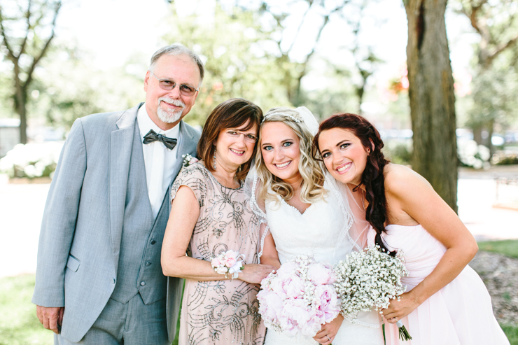 Photo of Bride with her Family Chicago, Illinois