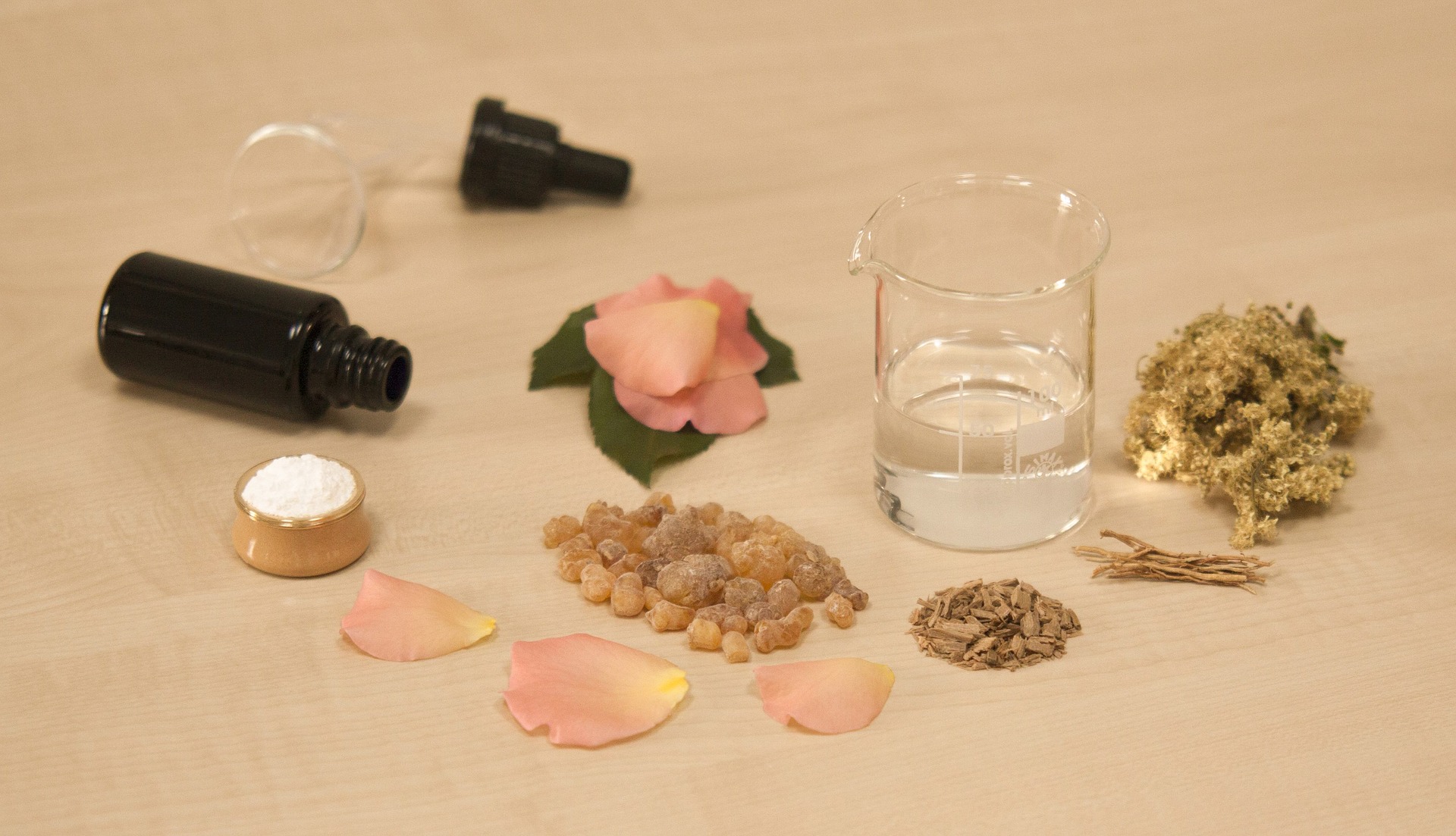 creating-perfume-1539654_1920.jpg
