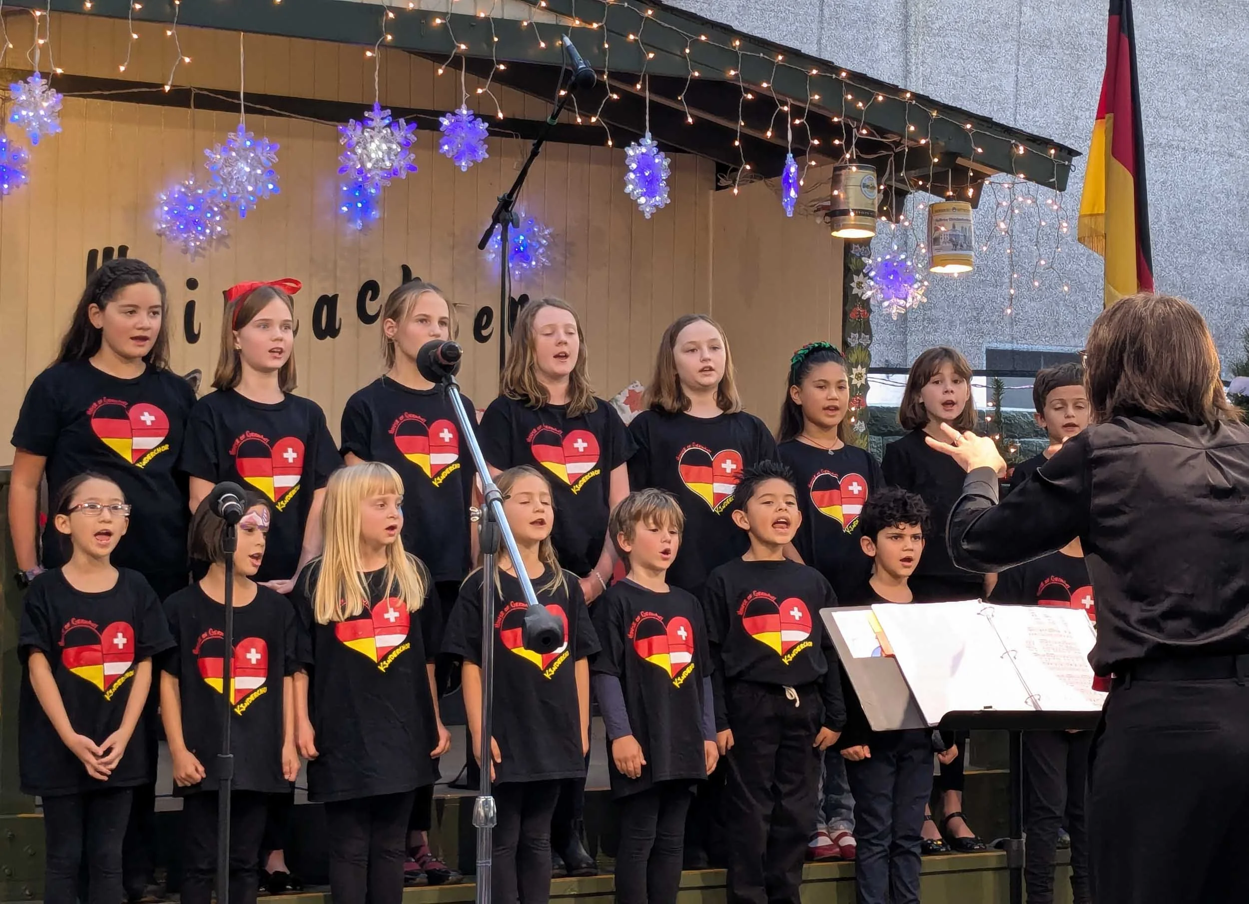 Kinderchor performance at the GAS Weihnachtsmarkt