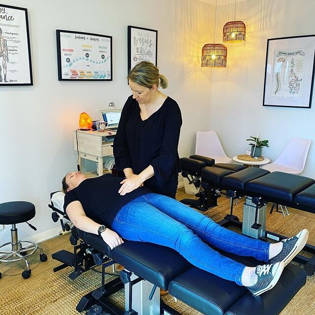 Dr Kelly uses gentle techniques to bring more balance to changing pregnant bodies. Once all the relaxin (hormones that make everything loose) comes in, it can make things move around a lot more. We love helping pregnant mums get more comfortable and balanced during pregnancy and before birth. 💗