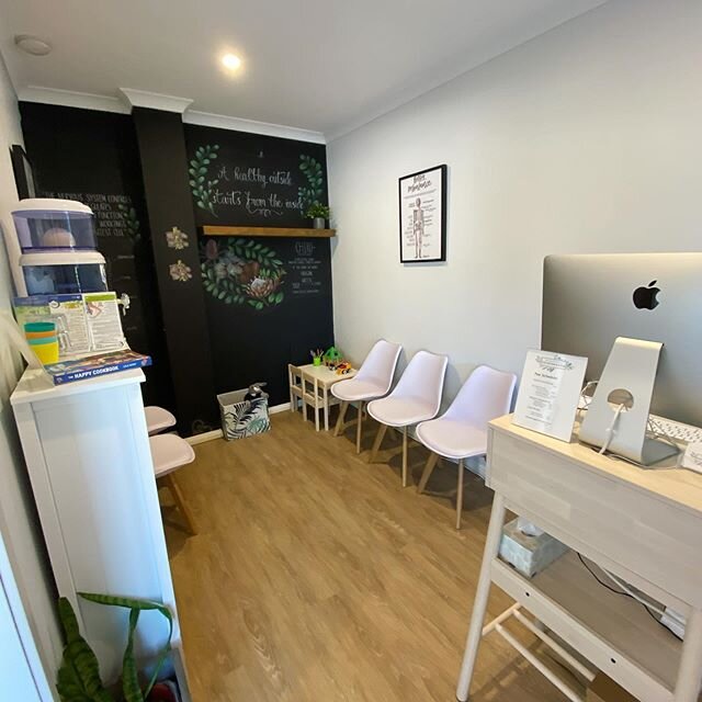 Inside the Studio 💗 This is our relaxation area ✨ all of our clients get welcomed by one of our super star chiropractic assistants. We have a lending library full of health related books and yummy recipes. 📚 To keep the kiddies entertained we have 